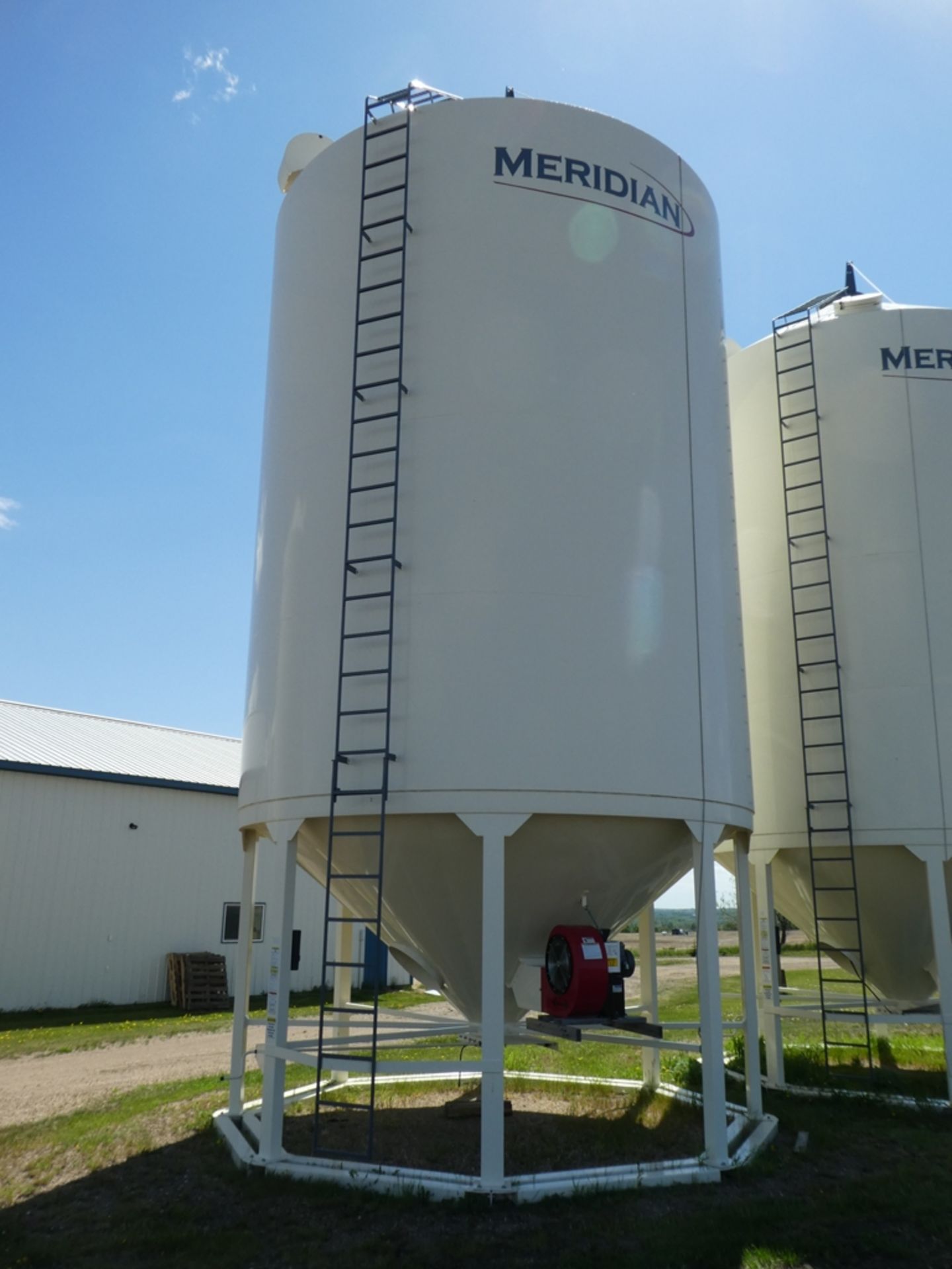 2012 MERIDIAN SMOOTH WALL HOPPER BIN M# GM4000WIJAS 4119BU S/N 602012 06 36217 W/ DOUBLE SKID, - Image 2 of 3