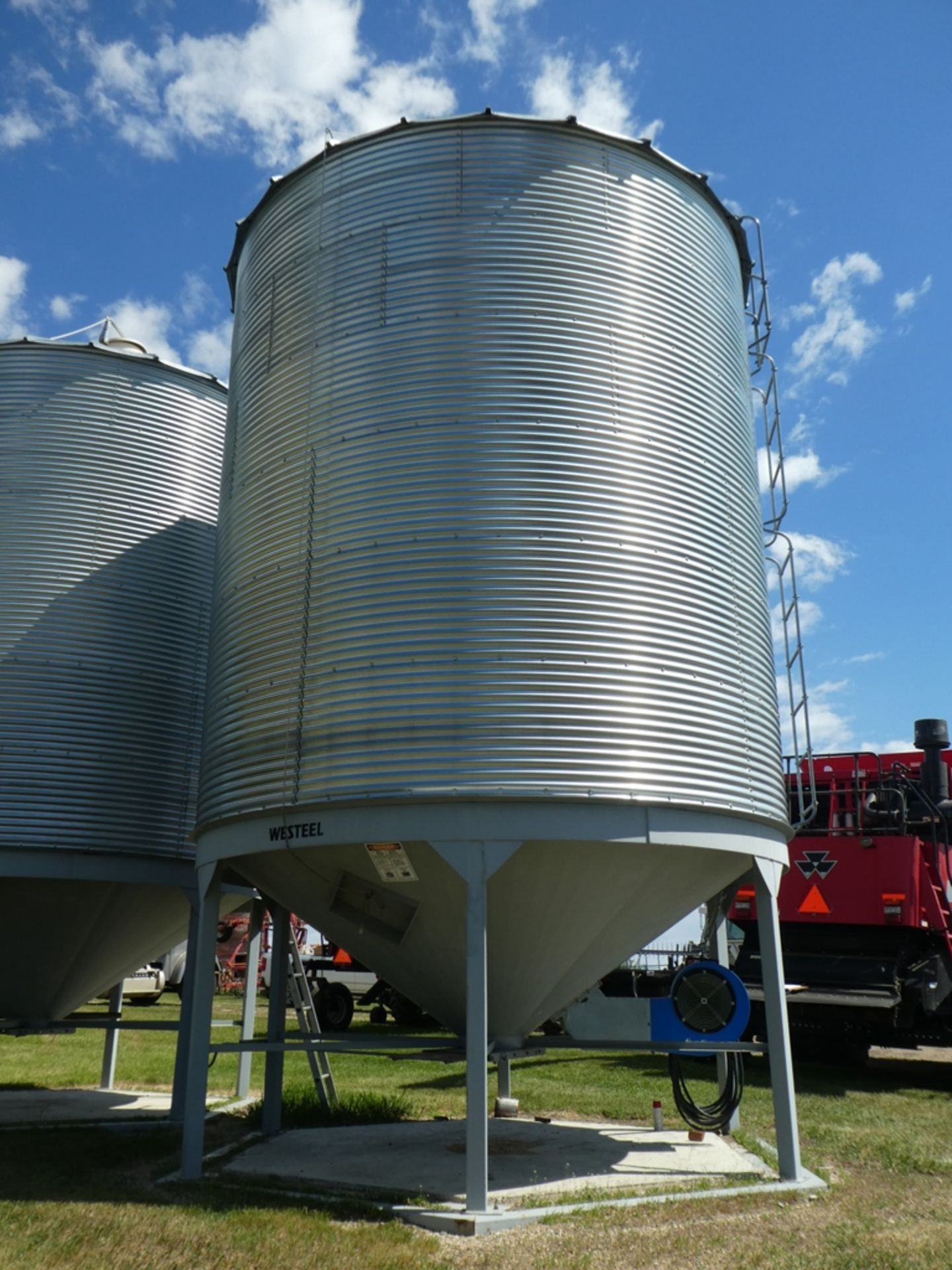 WESTEEL-ROSCO 2100BU HOPPER BTM. BIN W/ MANWAY & LADDER *STEEL BASE IN CONCRETE S/N 65 04 0992 *BINS - Image 2 of 2