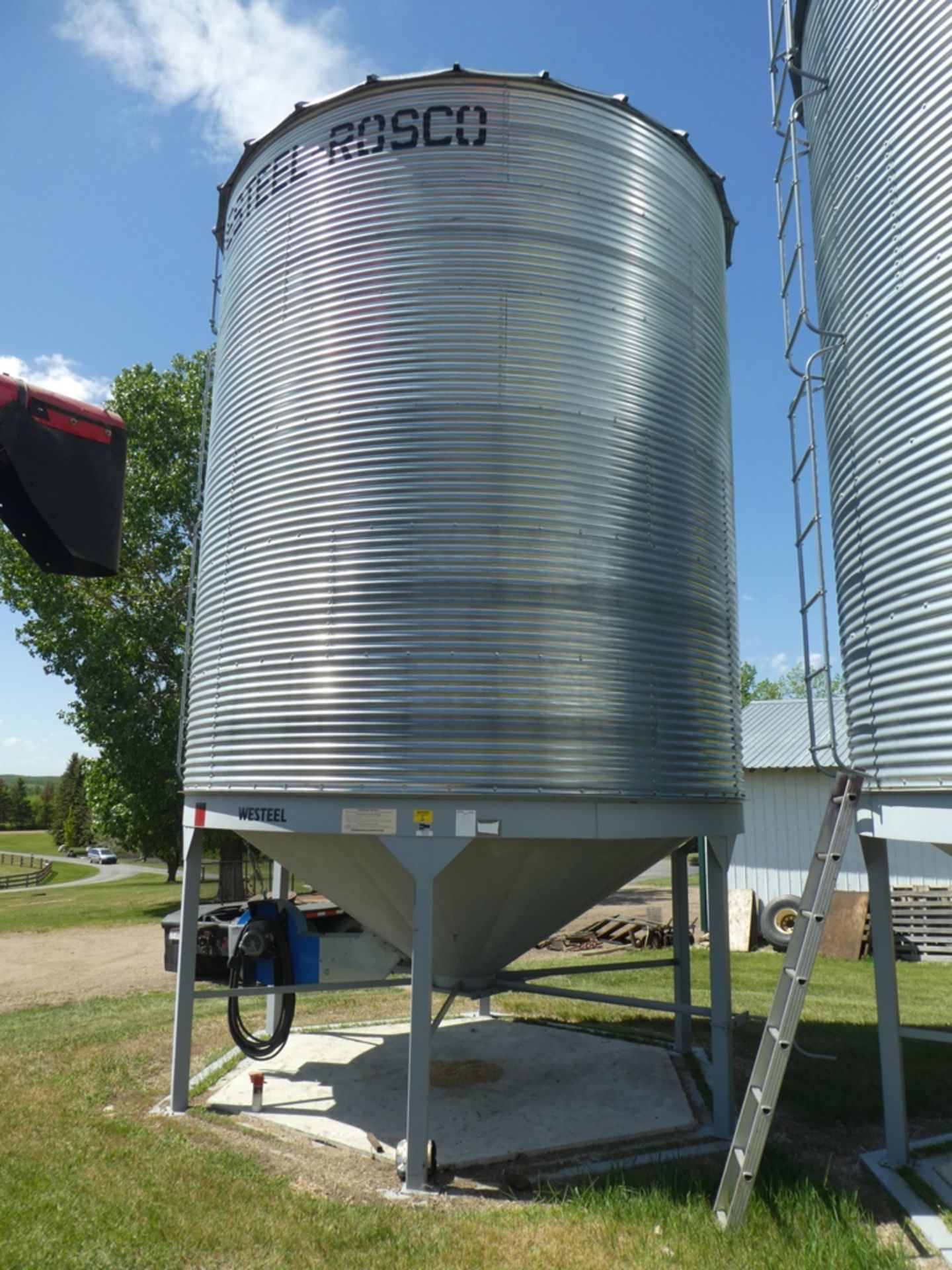 WESTEEL-ROSCO 2100BU HOPPER BTM. BIN W/ MANWAY & LADDER *STEEL BASE IN CONCRETE S/N 65 04 0992 *BINS