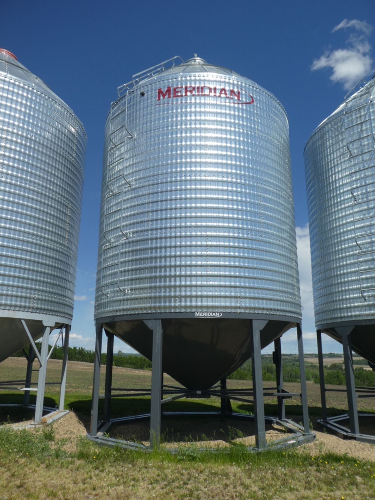 MERIDIAN GALVANIZED DBL CORRIGATED 3550BU HOPPER BIN M# HB16 S/N 61-3584 W/ DOUBLE SKID, MANWAY &