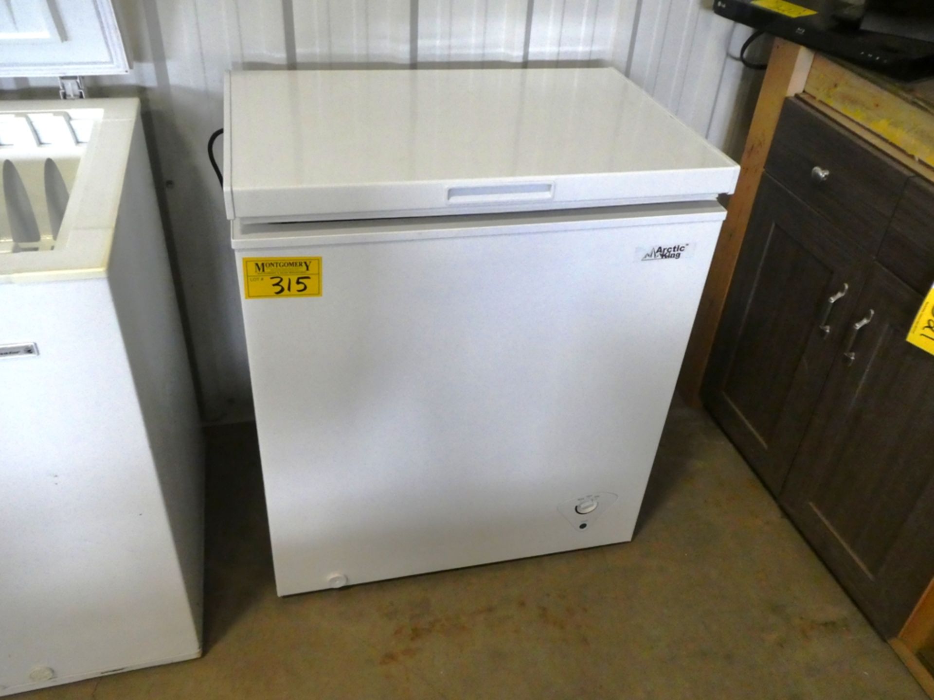 ARCTIC KING APARTMENT SIZE CHEST FREEZER