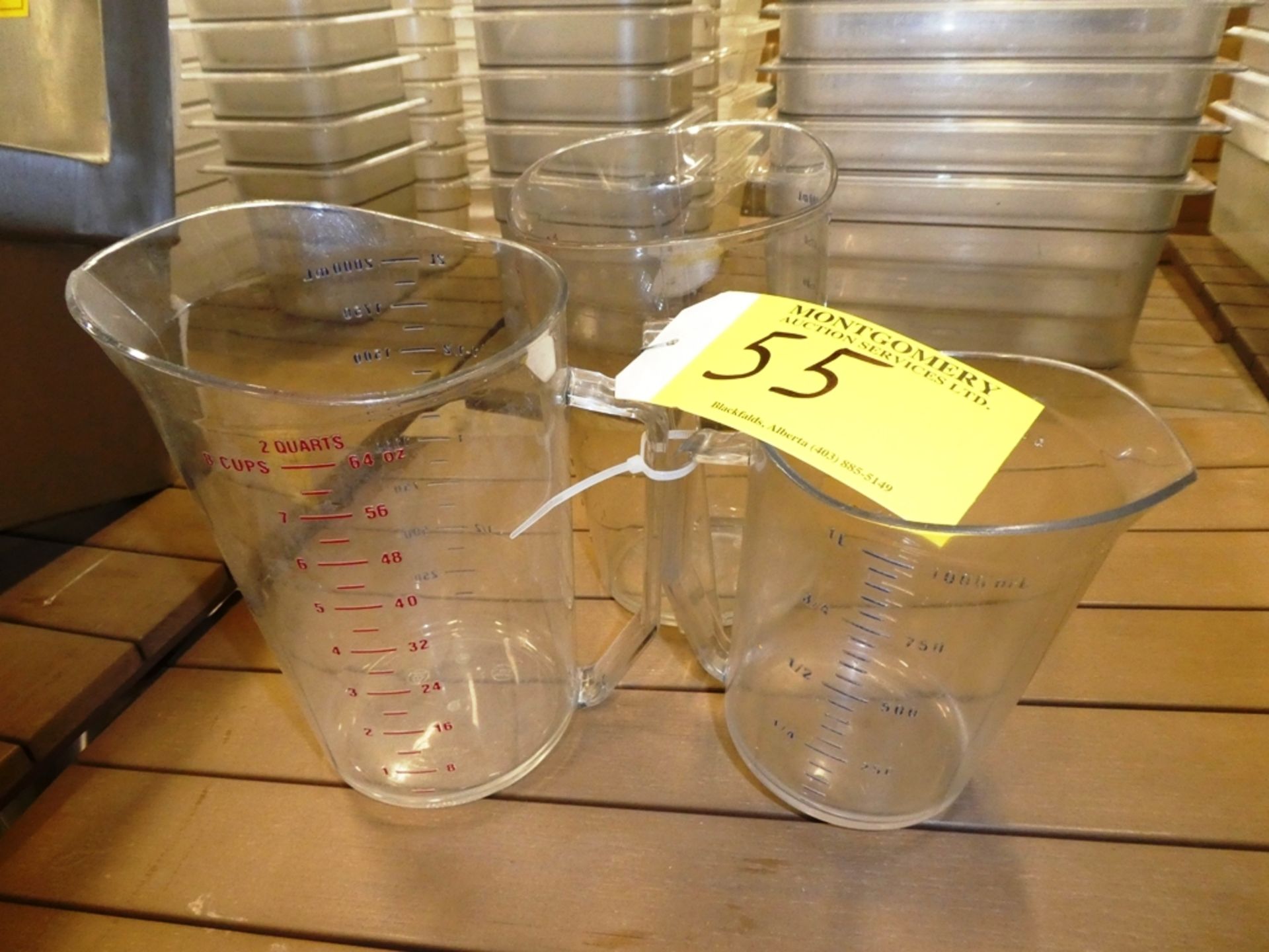 L/O 3 CLEAR PLASTIC MEASURING PITCHERS