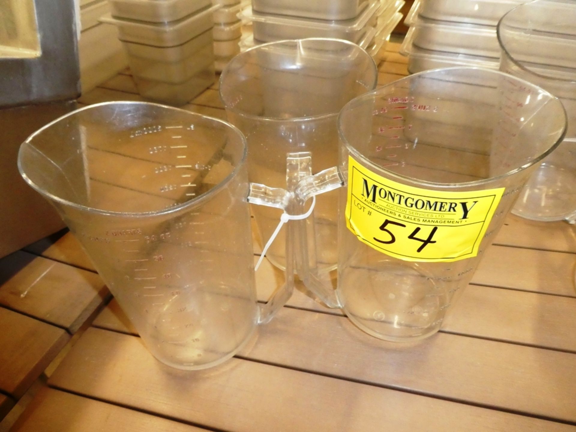 L/O 3 CLEAR PLASTIC MEASURING PITCHERS