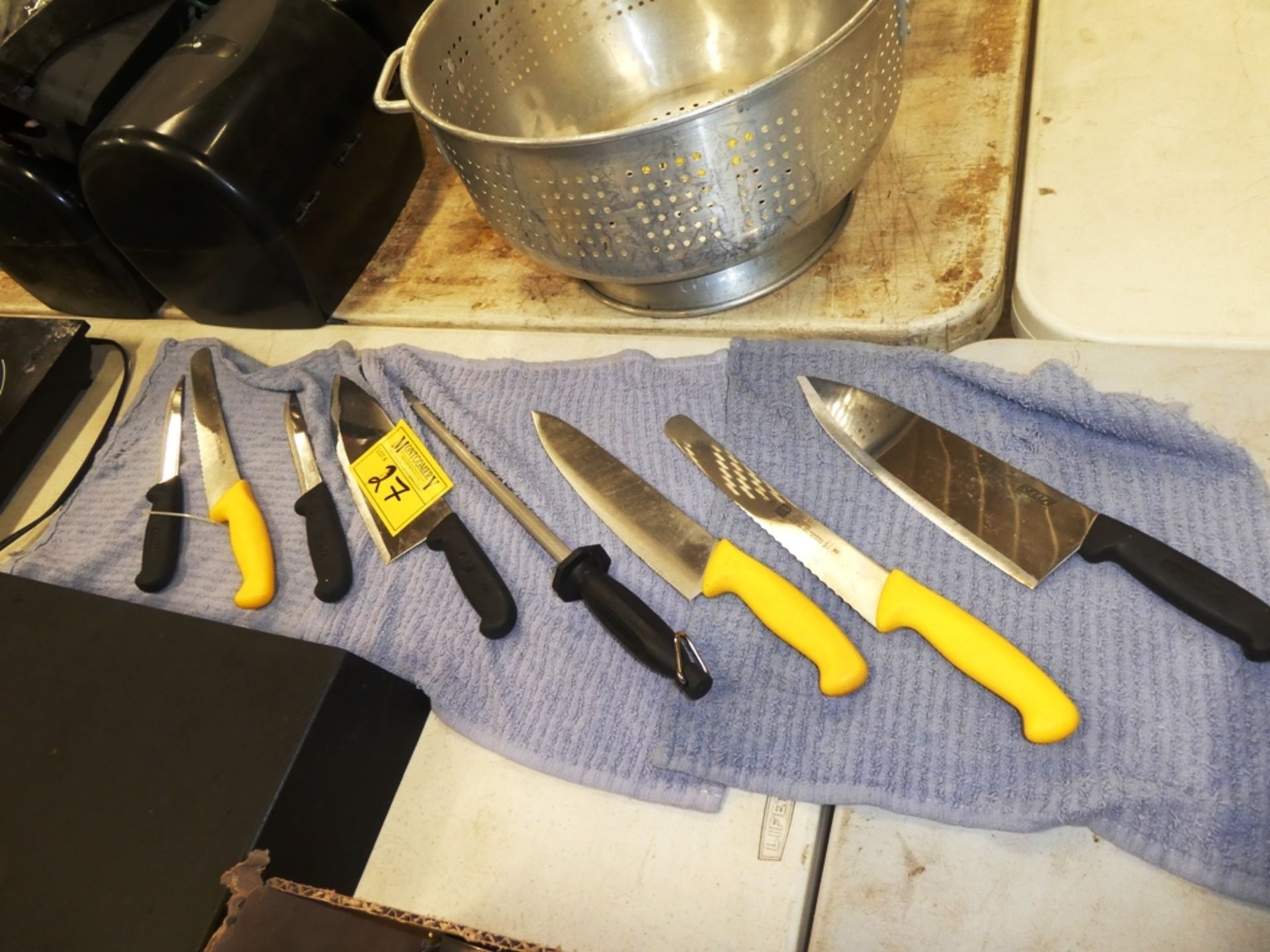 L/O ASSORTED KNIVES, KNIFE SHARPENER, MOUNTED KNIFE RACK