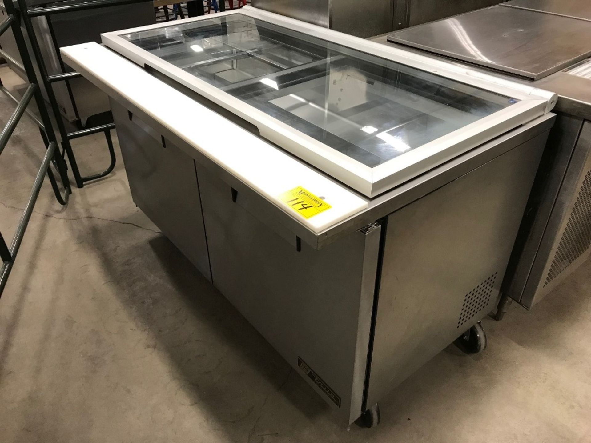 TRUE 60" 2 DOOR GLASS TOP MEGA TOP REFRIGERATED SANDWICH/SALAD PREP TABLE, MODEL TSSU-60-24M-B-STS/N