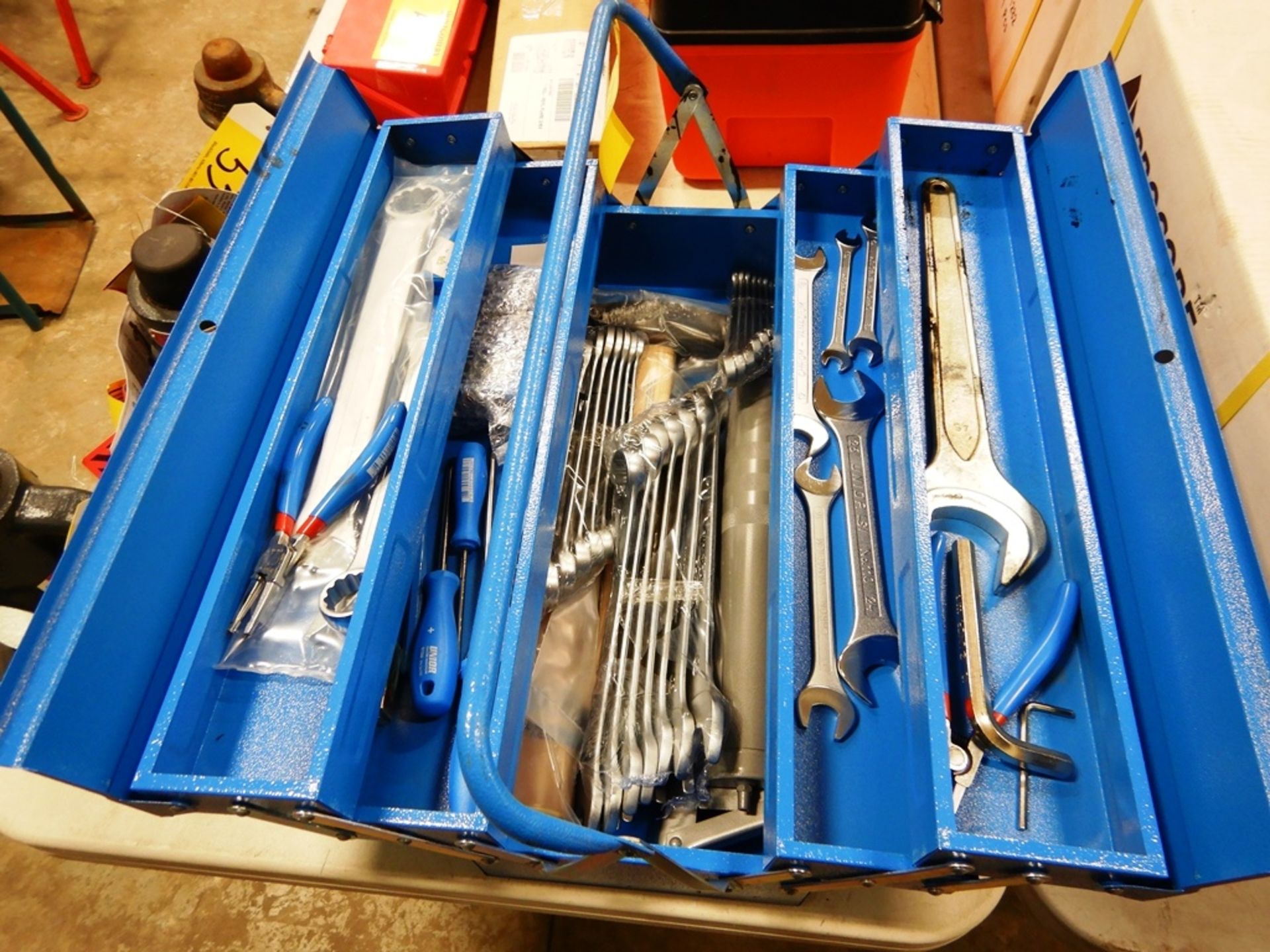 SOILMEC METAL TOOL BOX W/ CONTENTS - Image 2 of 2