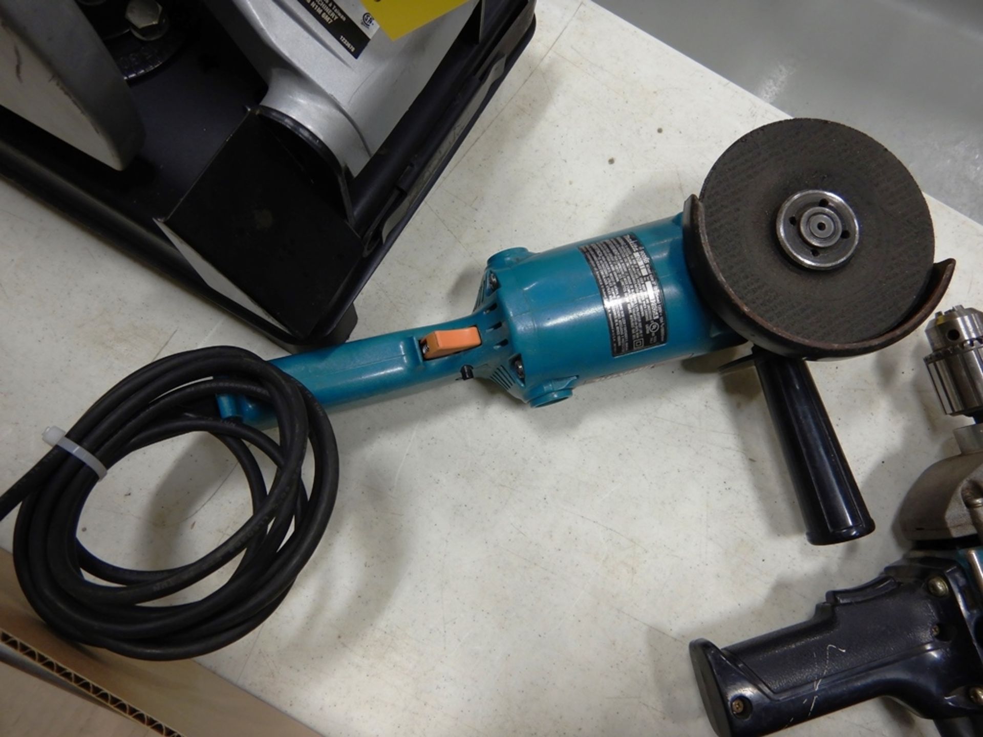 MAKITA 9005B 5" ANGLE GRINDER