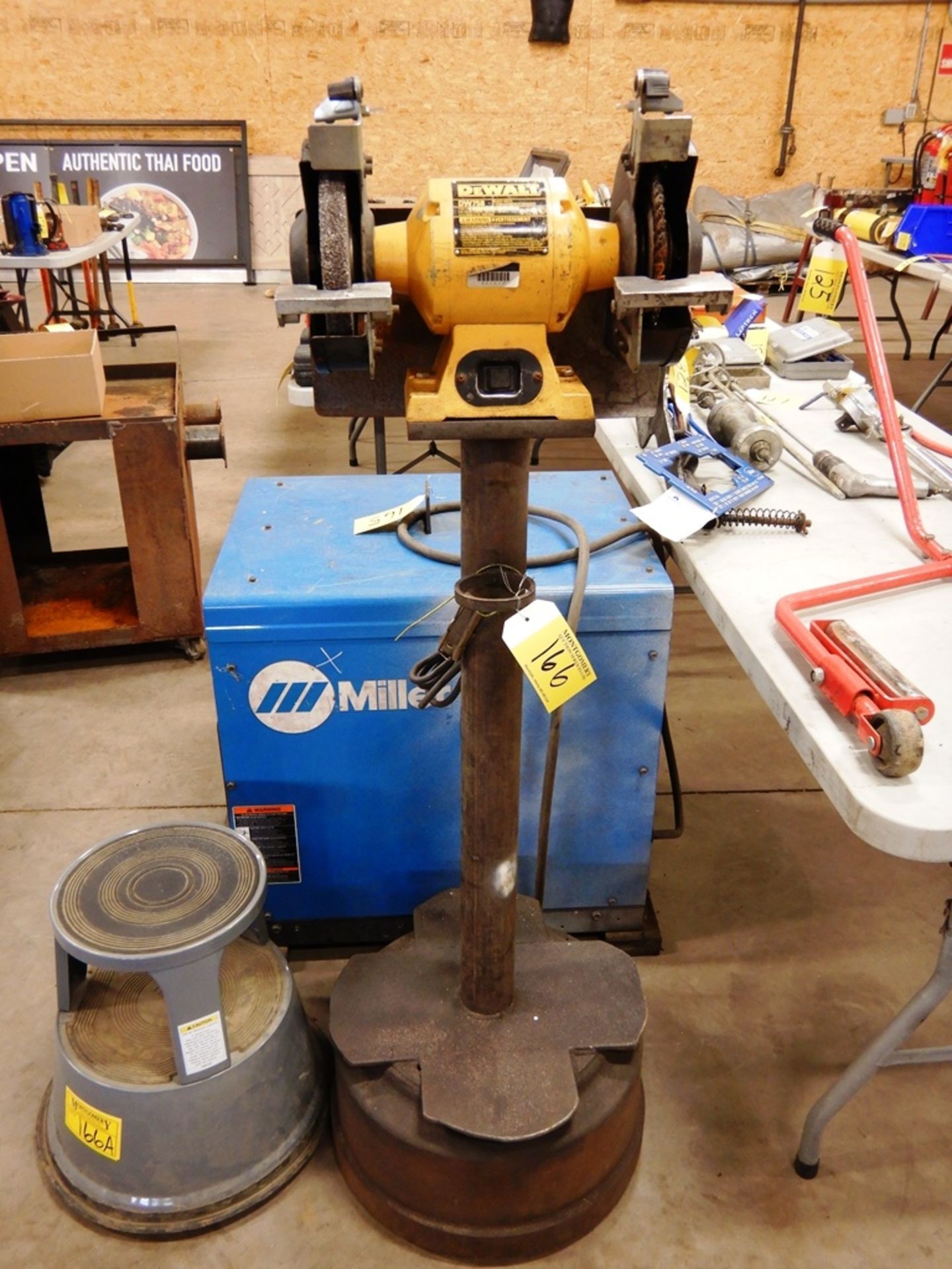 DEWALT HD DW758 8" BENCH GRINDER W/ PEDISTAL STAND