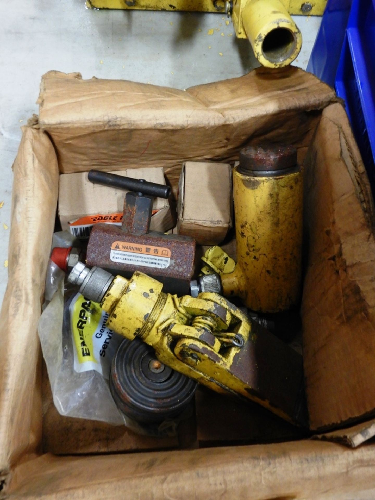 ENERPAC P464 SIMPLEX 2 STAGE HAND PUMP W/ 4 WAY VALVE W/ ATTACHMENTS - Image 3 of 4