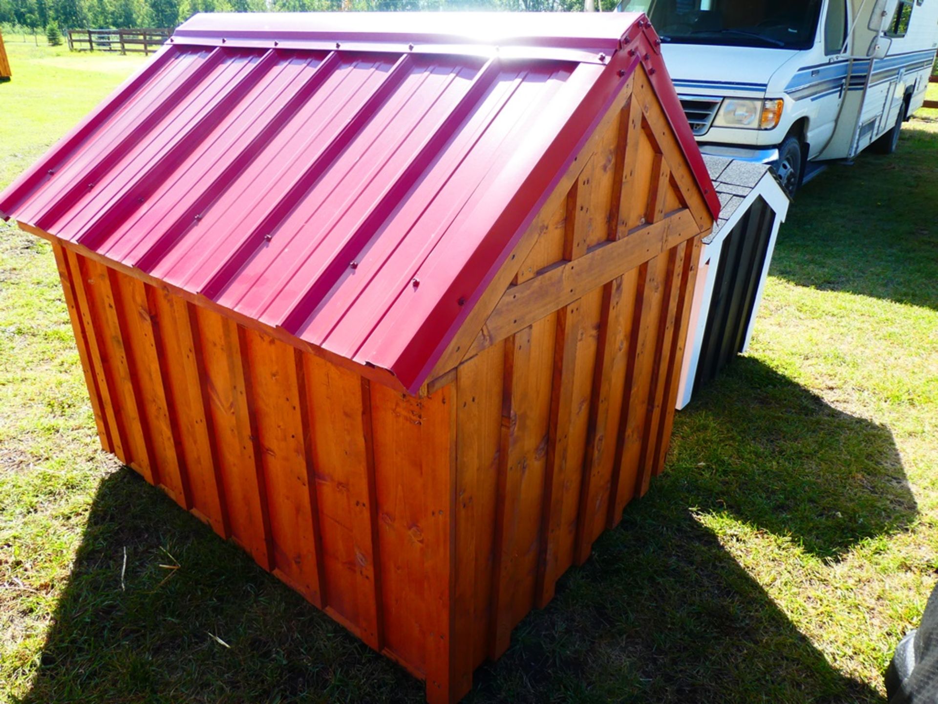 44"X56" DOG HOUSE - NOT INSULATED - Image 4 of 4