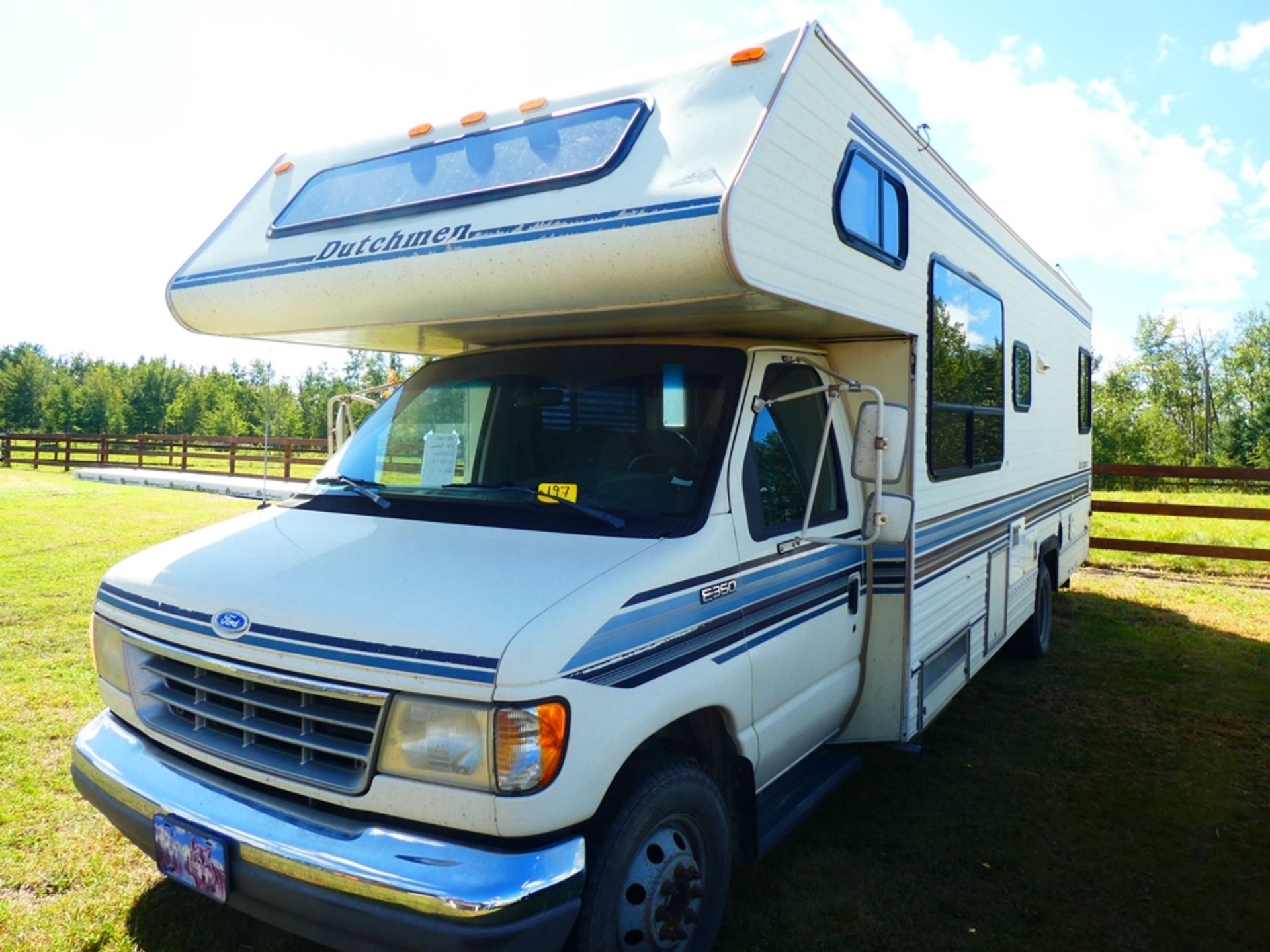 1992 FORD 27' CLASS C MOTOR HOME - SLEEPS 6 W/ BUILT IN GENERATOR, 460 GAS ENGINE, A/C - Image 2 of 9