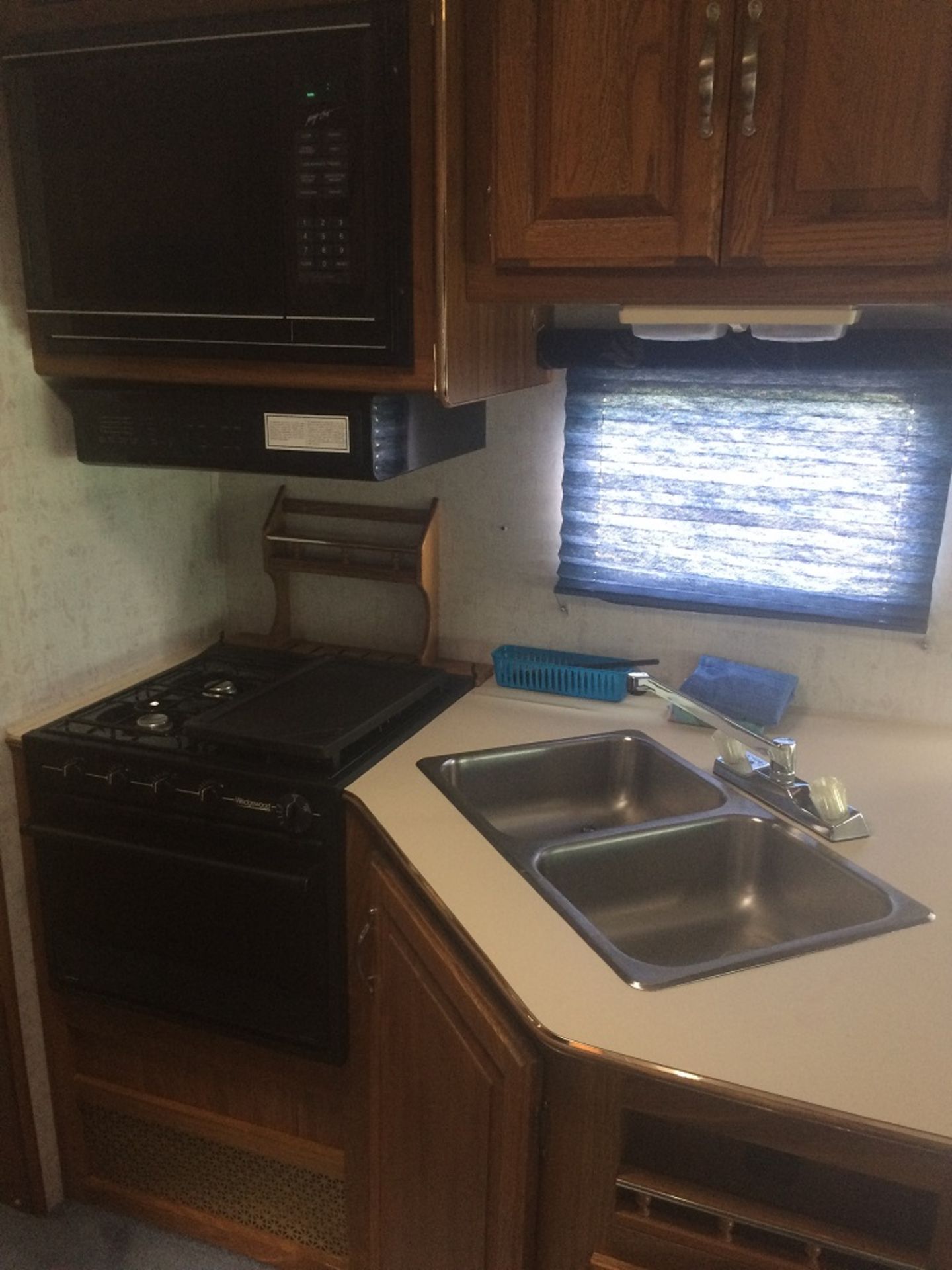 1992 FORD 27' CLASS C MOTOR HOME - SLEEPS 6 W/ BUILT IN GENERATOR, 460 GAS ENGINE, A/C - Image 5 of 9