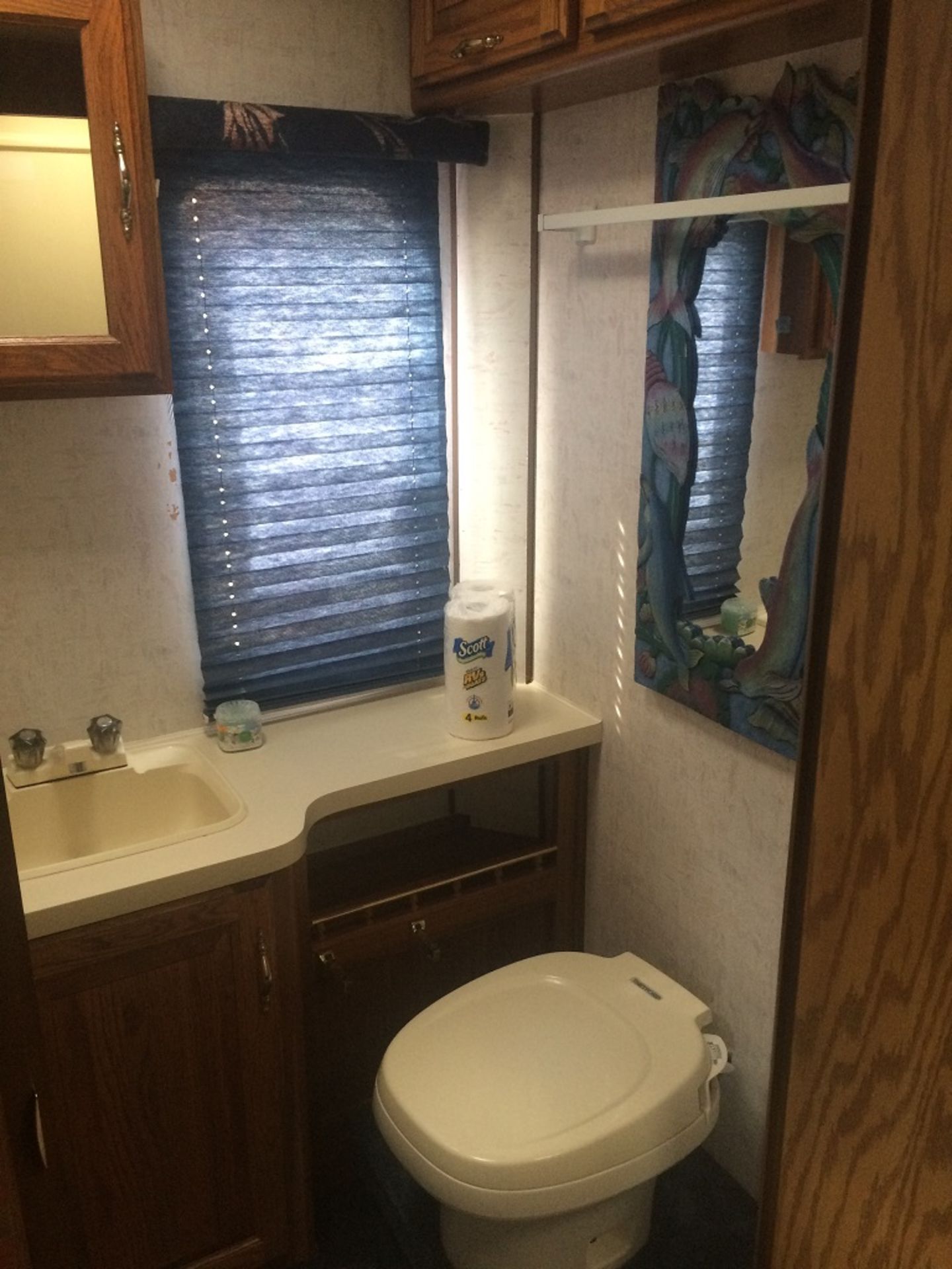 1992 FORD 27' CLASS C MOTOR HOME - SLEEPS 6 W/ BUILT IN GENERATOR, 460 GAS ENGINE, A/C - Image 8 of 9