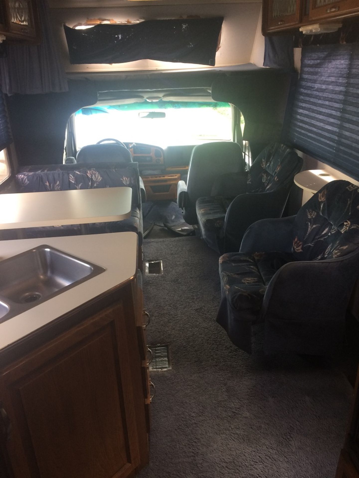 1992 FORD 27' CLASS C MOTOR HOME - SLEEPS 6 W/ BUILT IN GENERATOR, 460 GAS ENGINE, A/C - Image 7 of 9