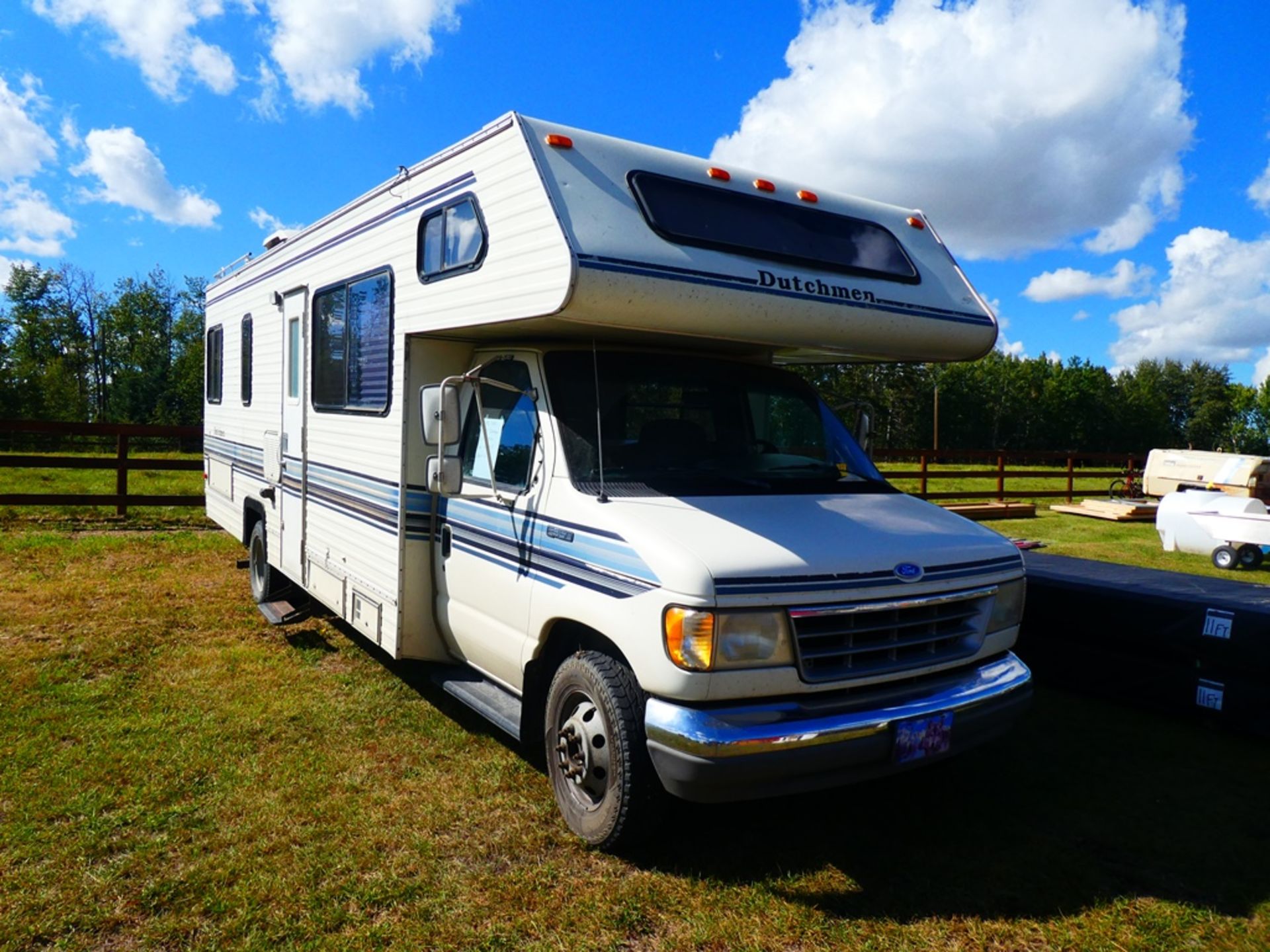 1992 FORD 27' CLASS C MOTOR HOME - SLEEPS 6 W/ BUILT IN GENERATOR, 460 GAS ENGINE, A/C