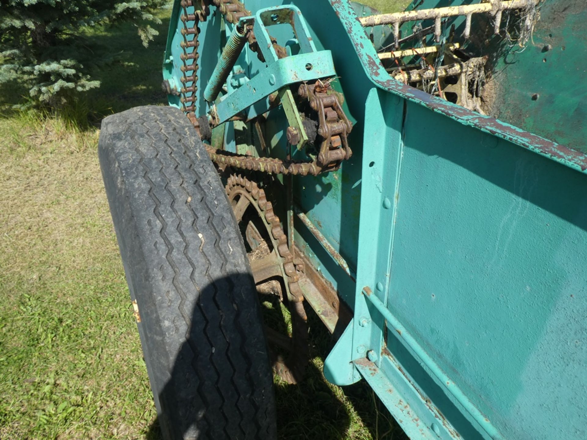 VINTAGE JOHN DEERE H SERIES 47 MANURE SPREADER GROUND DRIVE W/ TOP BEATER - Image 10 of 10