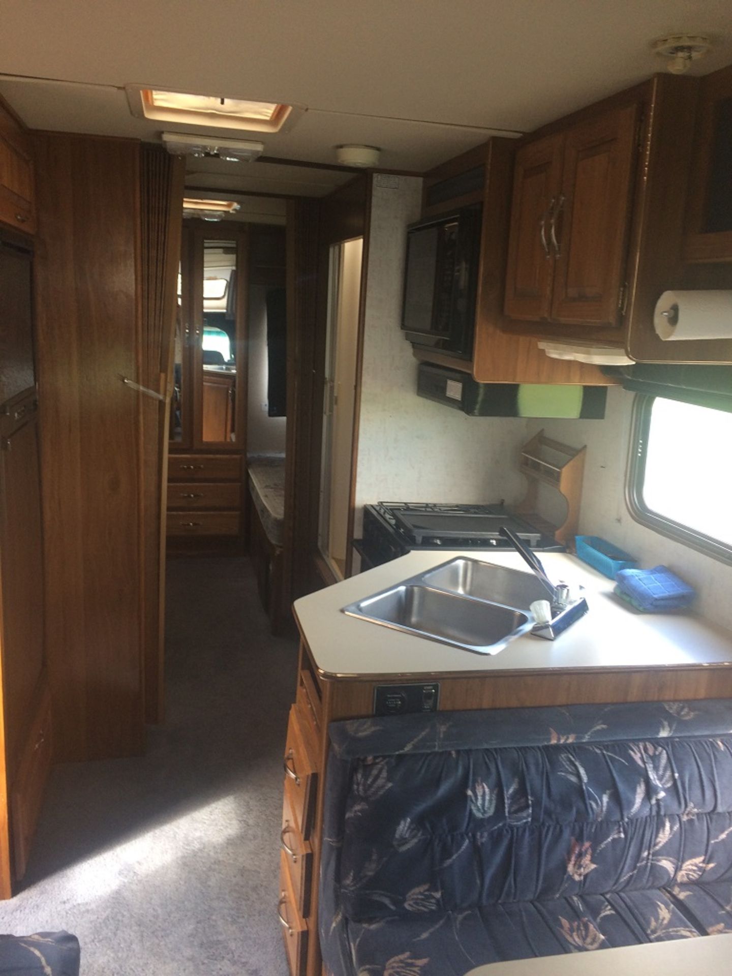 1992 FORD 27' CLASS C MOTOR HOME - SLEEPS 6 W/ BUILT IN GENERATOR, 460 GAS ENGINE, A/C - Image 6 of 9