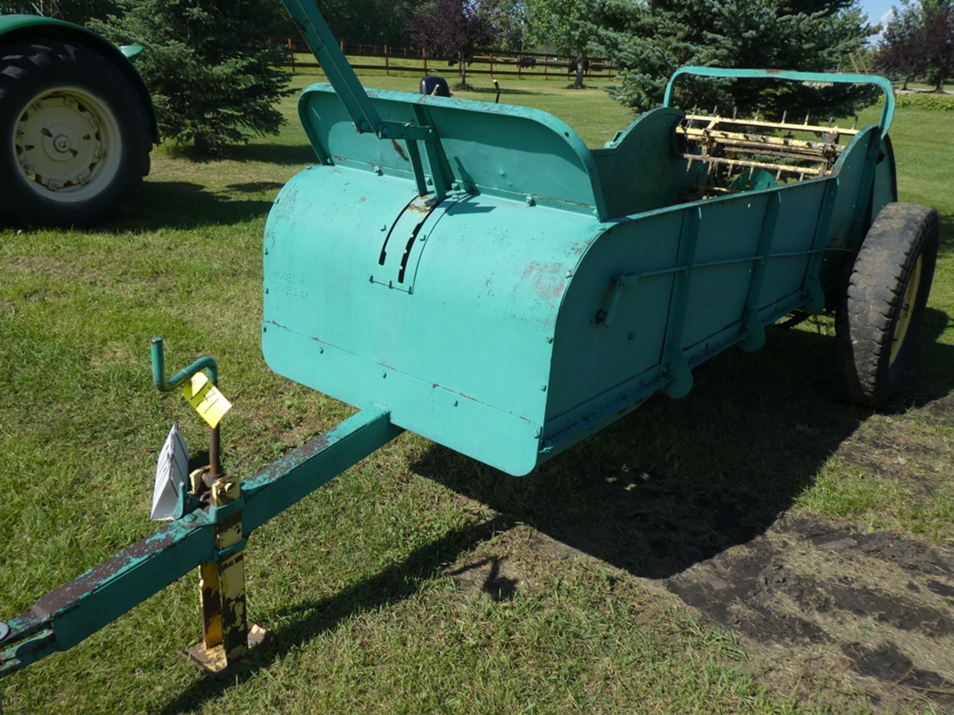 VINTAGE JOHN DEERE H SERIES 47 MANURE SPREADER GROUND DRIVE W/ TOP BEATER - Image 2 of 10