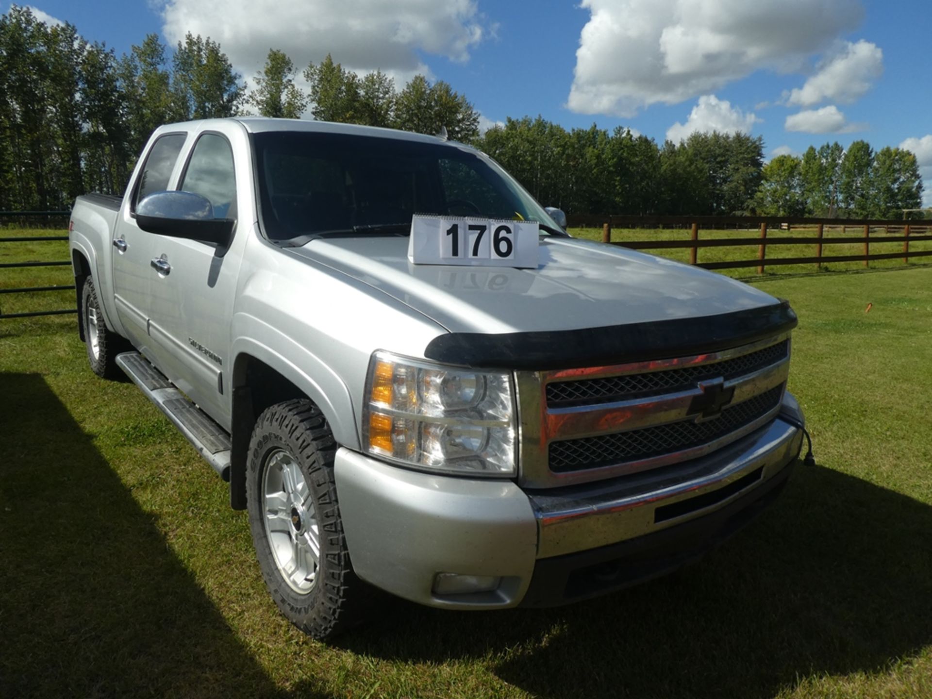 2011 Chevrolet SILVERADO Z71 CREW CAB SB 4X4 TRUCK VIN: 3GCPKTE38BG212690Engine: 5.3LColor: