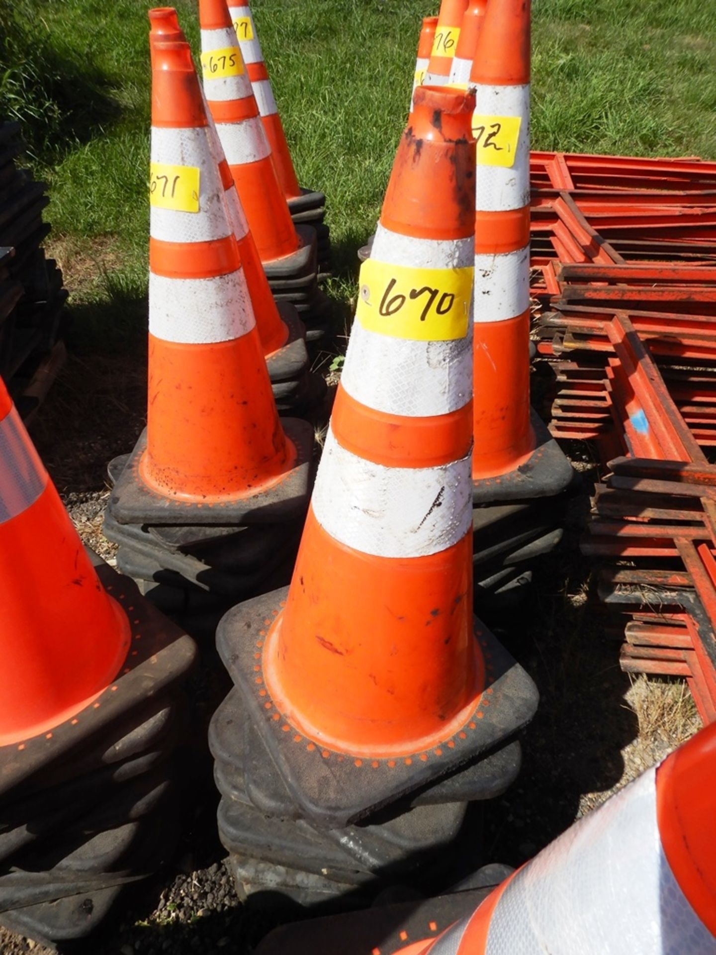 L/0 28" REFLECTIVE ORANGE TRAFFIC CONES