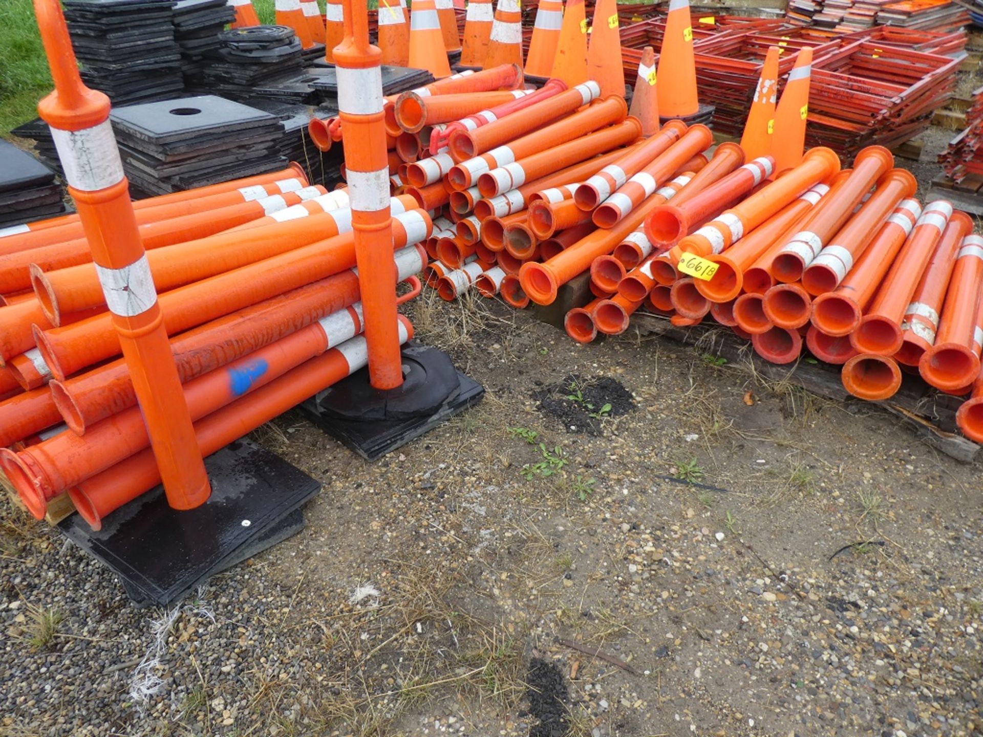 L/O 3D TRAFFIC WORKS TRAFIX LOOPER TUBES (FLEXIBLE DELINEATOR POSTS & BASES-48"ORANGE) - Image 4 of 4