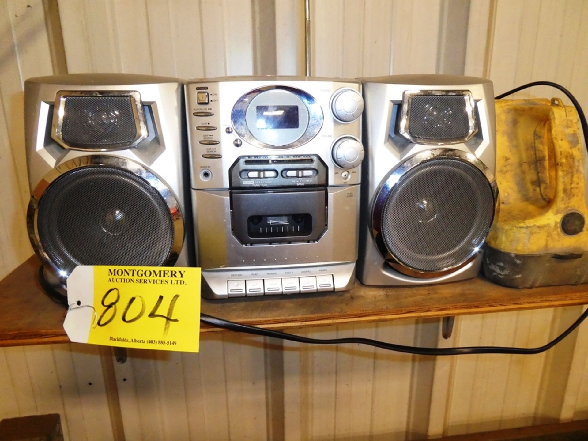 L/O DURABRAND CD/TAPE/RADIO STEREO & 2 FLASHLIGHTS, FGI CLOCK