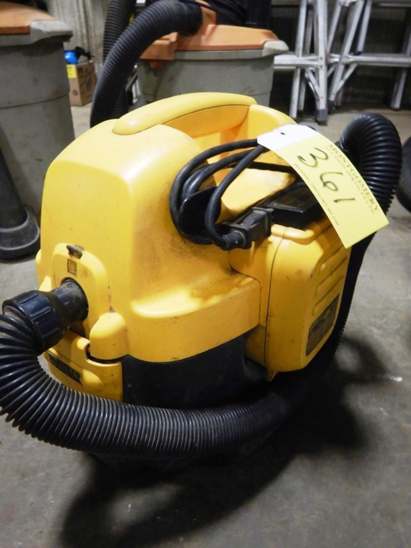 DEWALT DC500 2 GAL CORDED/CORDLESS SHOP VAC - Image 2 of 2