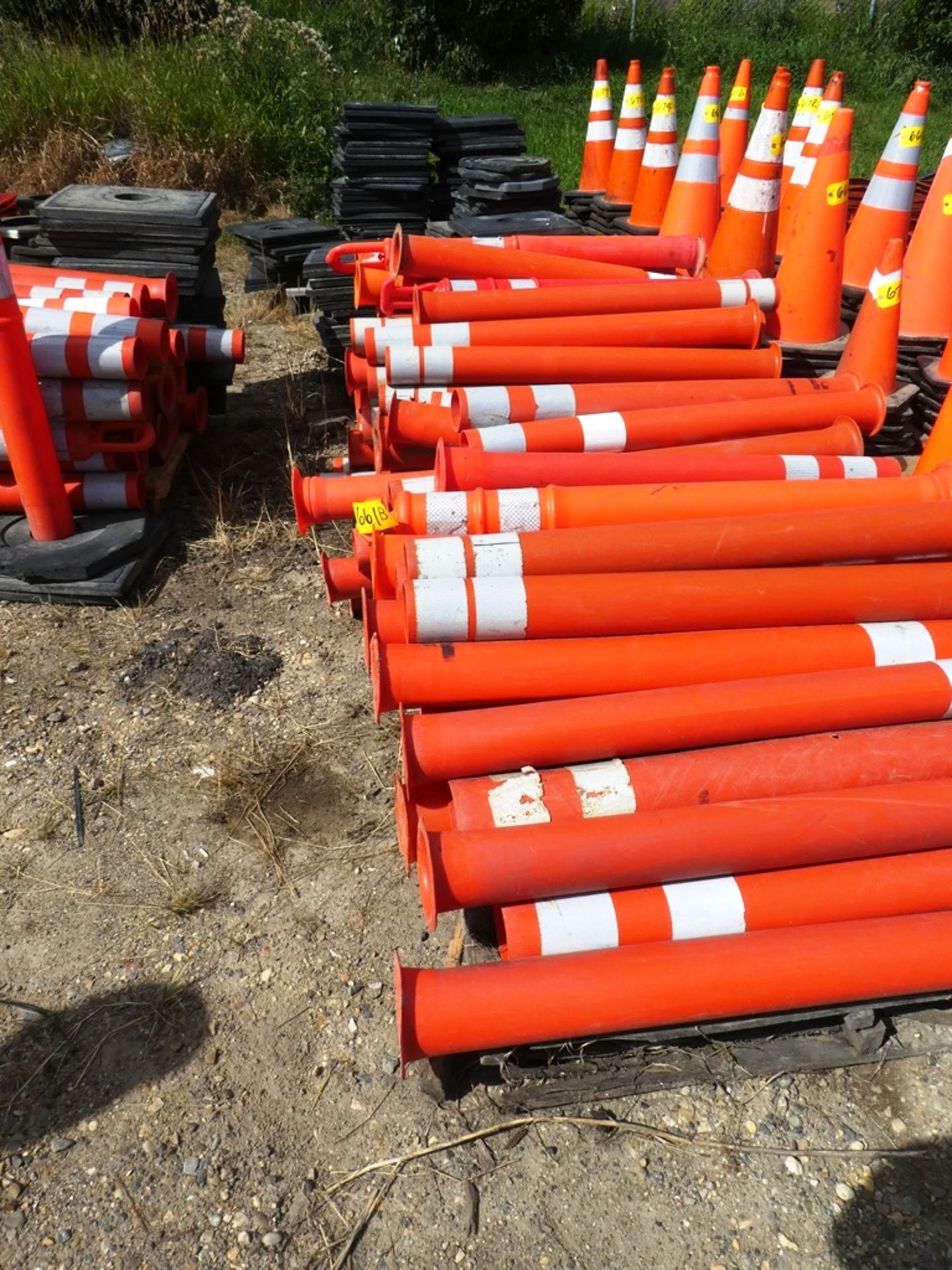 L/O 3D TRAFFIC WORKS TRAFIX LOOPER TUBES (FLEXIBLE DELINEATOR POSTS & BASES-48"ORANGE) - Image 2 of 4