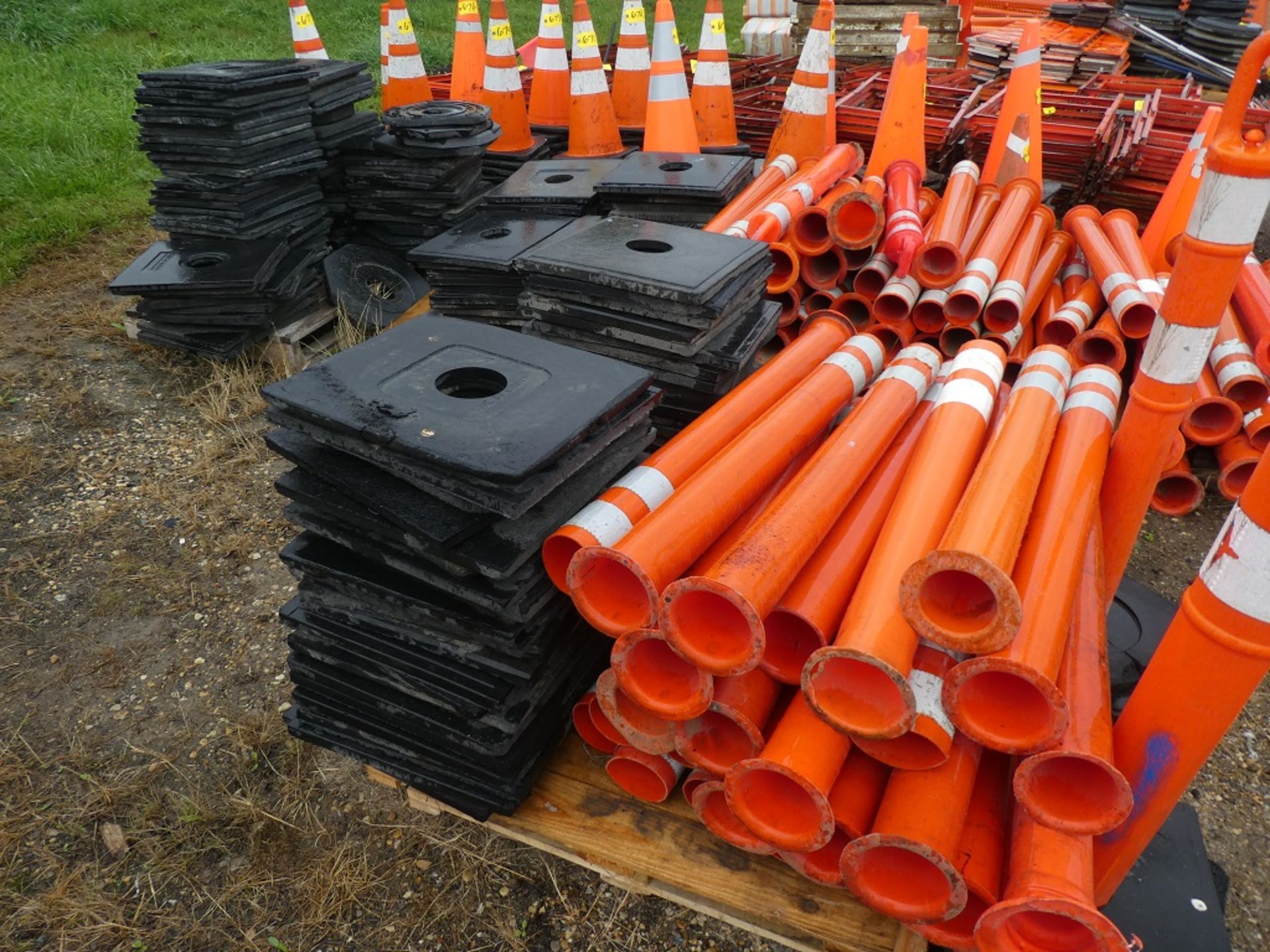 L/O 3D TRAFFIC WORKS TRAFIX LOOPER TUBES (FLEXIBLE DELINEATOR POSTS & BASES-48"ORANGE) - Image 3 of 4