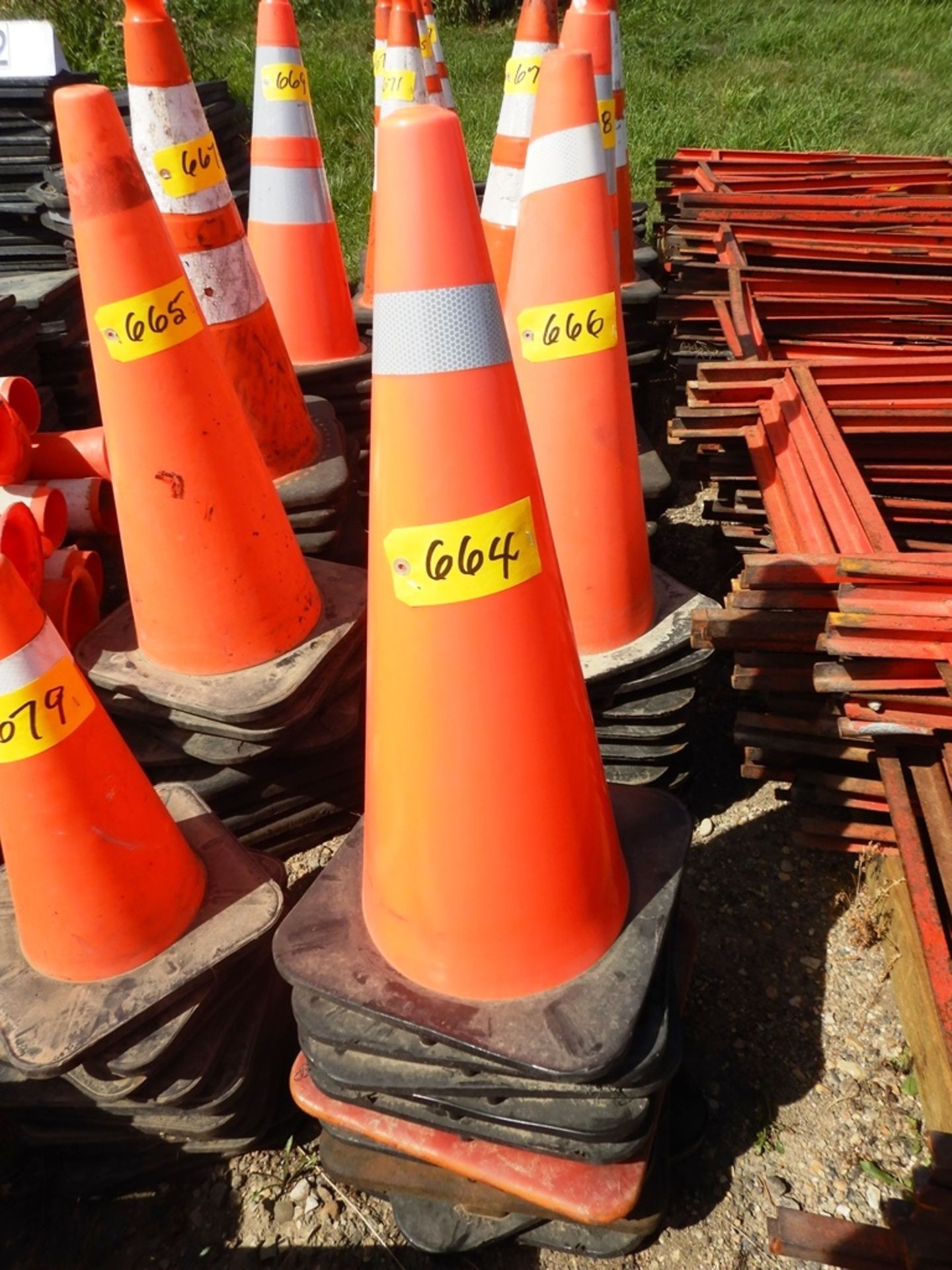 L/0 28" REFLECTIVE ORANGE TRAFFIC CONES