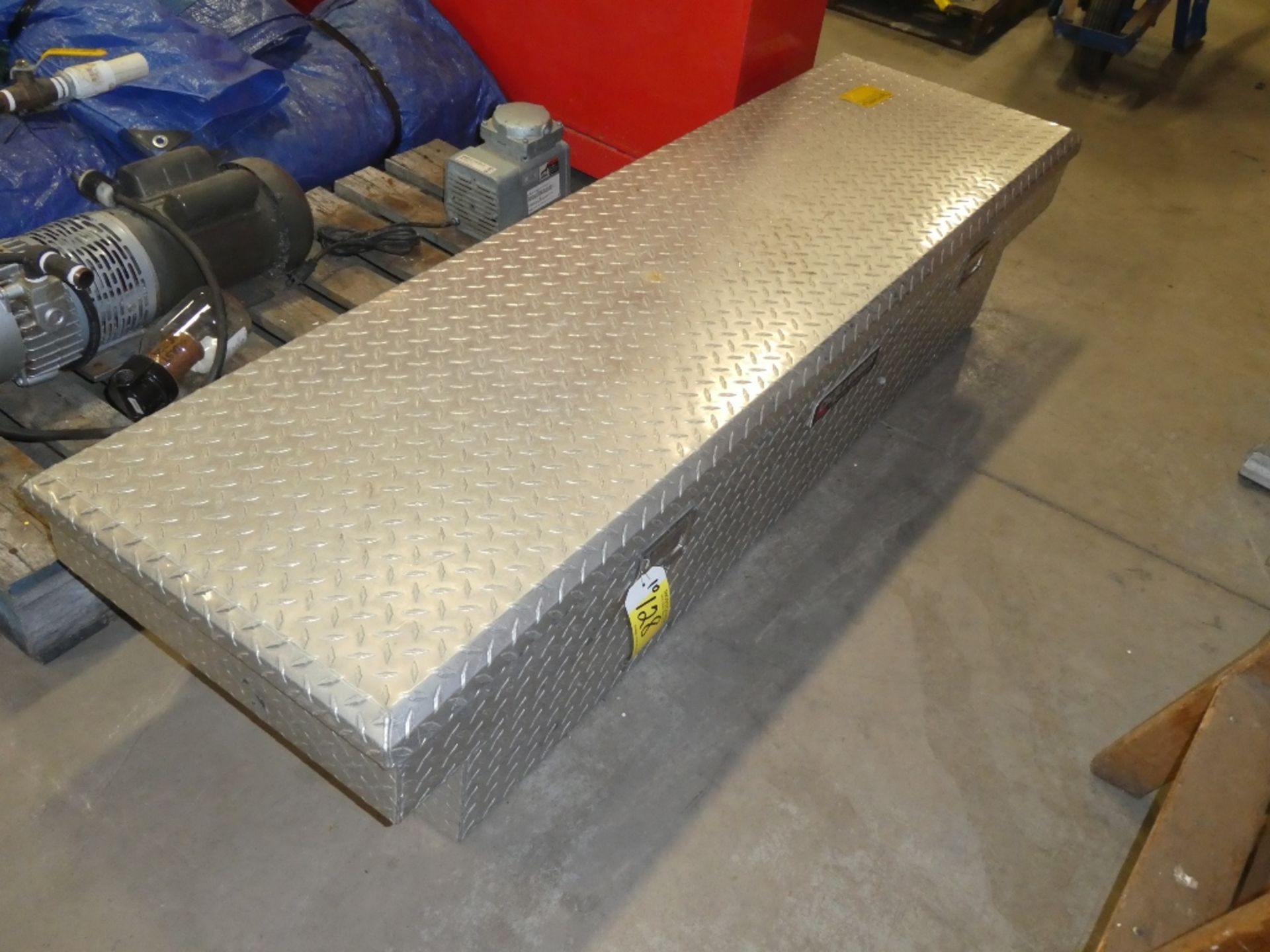 CHALLENGER CHECKERPLATED CROSSOVER TOOL BOX FOR PICK UP TRUCK