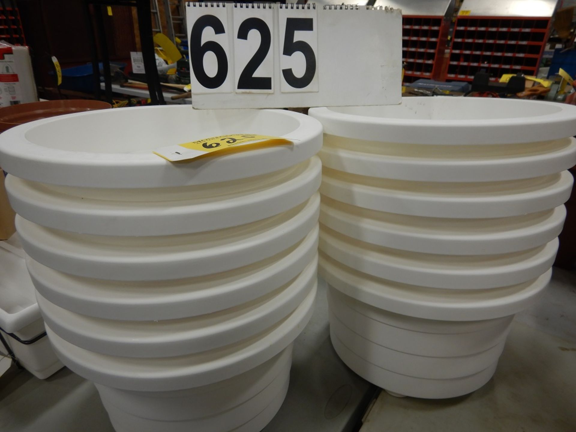 L/O 12 DCN #4105 FUTURA 15" PLANTERS COLOR - WHITE