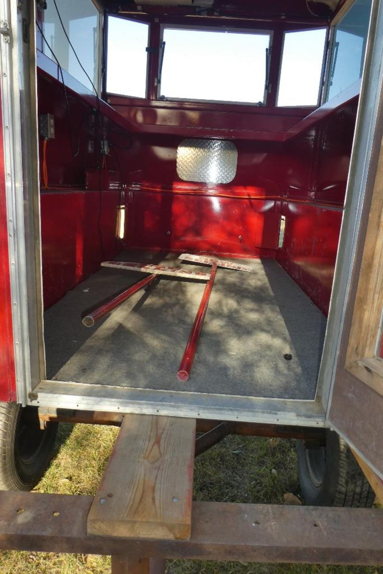 BERGEN 8' FULL VIEW AUCTION SOUND UNIT W/SPEAKERS, AMP, STANDS & PORTABLE TRAILER CART - Image 8 of 10