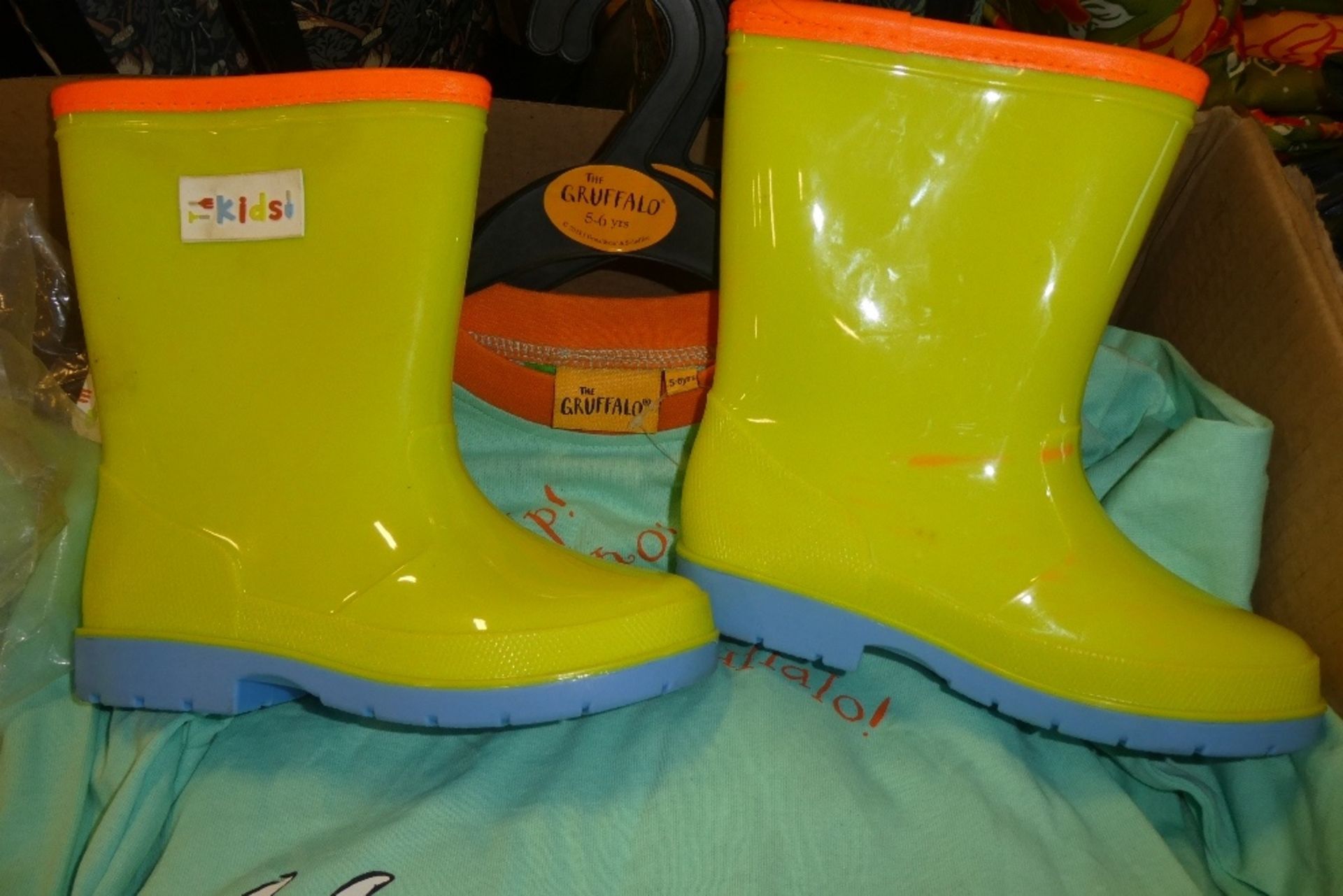 l/o 6 - BRIER KIDS RUBBER BOOTS SZ 6 & 10, L/O GRUFFALO BOOT WARMERS, LONG SLEEVE CHILDS T-SHIRTS - - Image 3 of 3