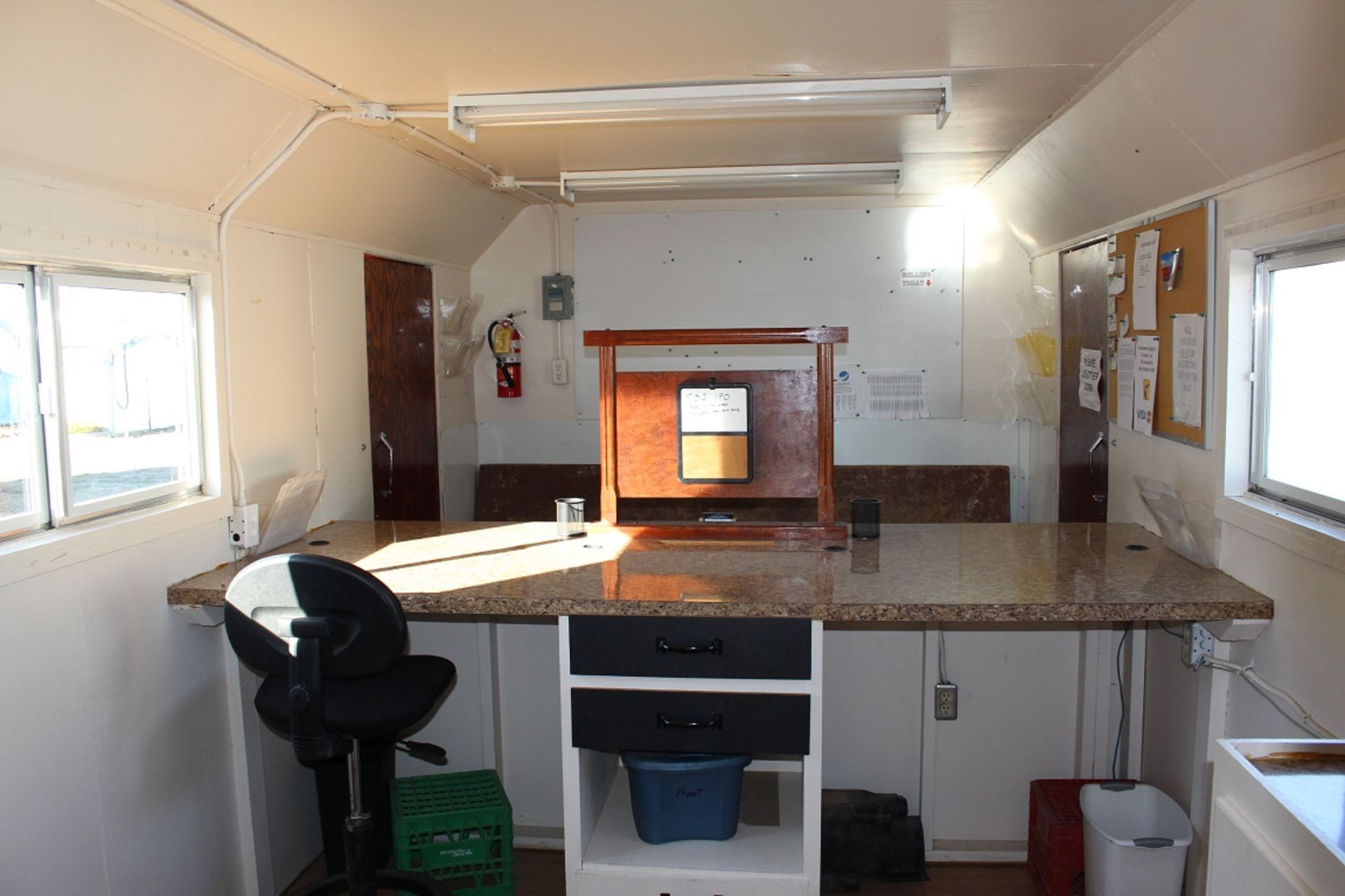 2002 SHOP BUILT 24' T/A 5W AUCTION OFFICE TRAILER W/LIGHTS, HEATER, BATHROOM & AUCTION/BOOTH - Image 6 of 8