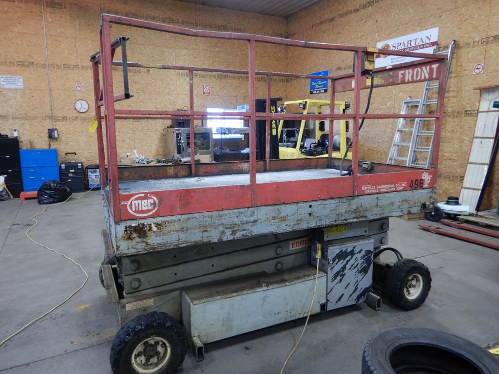 MEC 2553HT ELECTRIC SCISSOR MANLIFT 25 FT LIFT 1250 LB CAP. W/6 NEW BATTERIES - Image 2 of 4