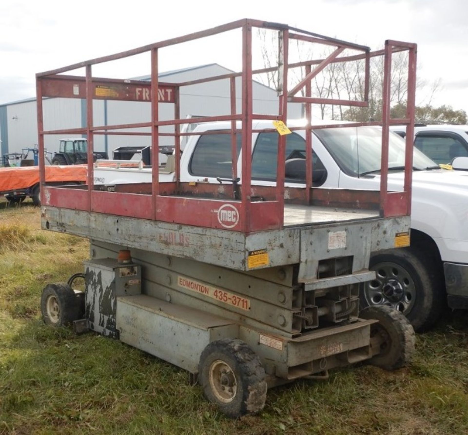 MEC 2553HT ELECTRIC SCISSOR MANLIFT 25 FT LIFT 1250 LB CAP. W/6 NEW BATTERIES - Image 3 of 4