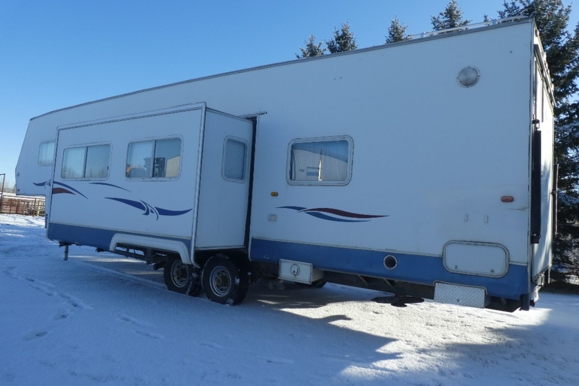 2003/05/15 TAHOE BY THOR 36TB SS FW TOY- HAULER RV - 5WS/N 7X1FS36214624618W/ALUM RIMS, 235/85R16 - Image 2 of 8