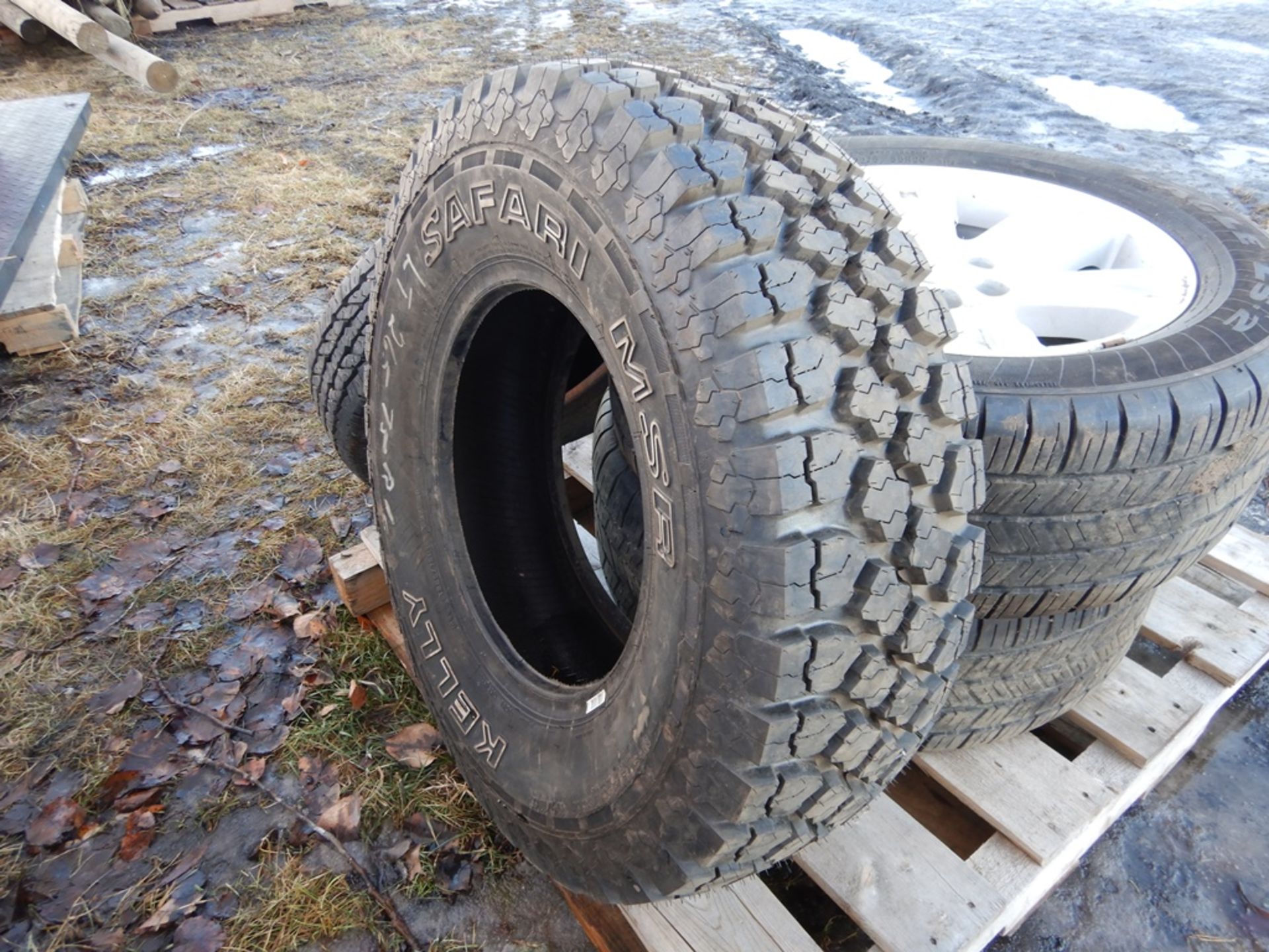 2-P27555R20 TIRES & ALUMINUM RIMS TO FIT GMC, LT265R75R16 TIRE-NEW, 8.75R16.5 LT TIRE - Image 4 of 5