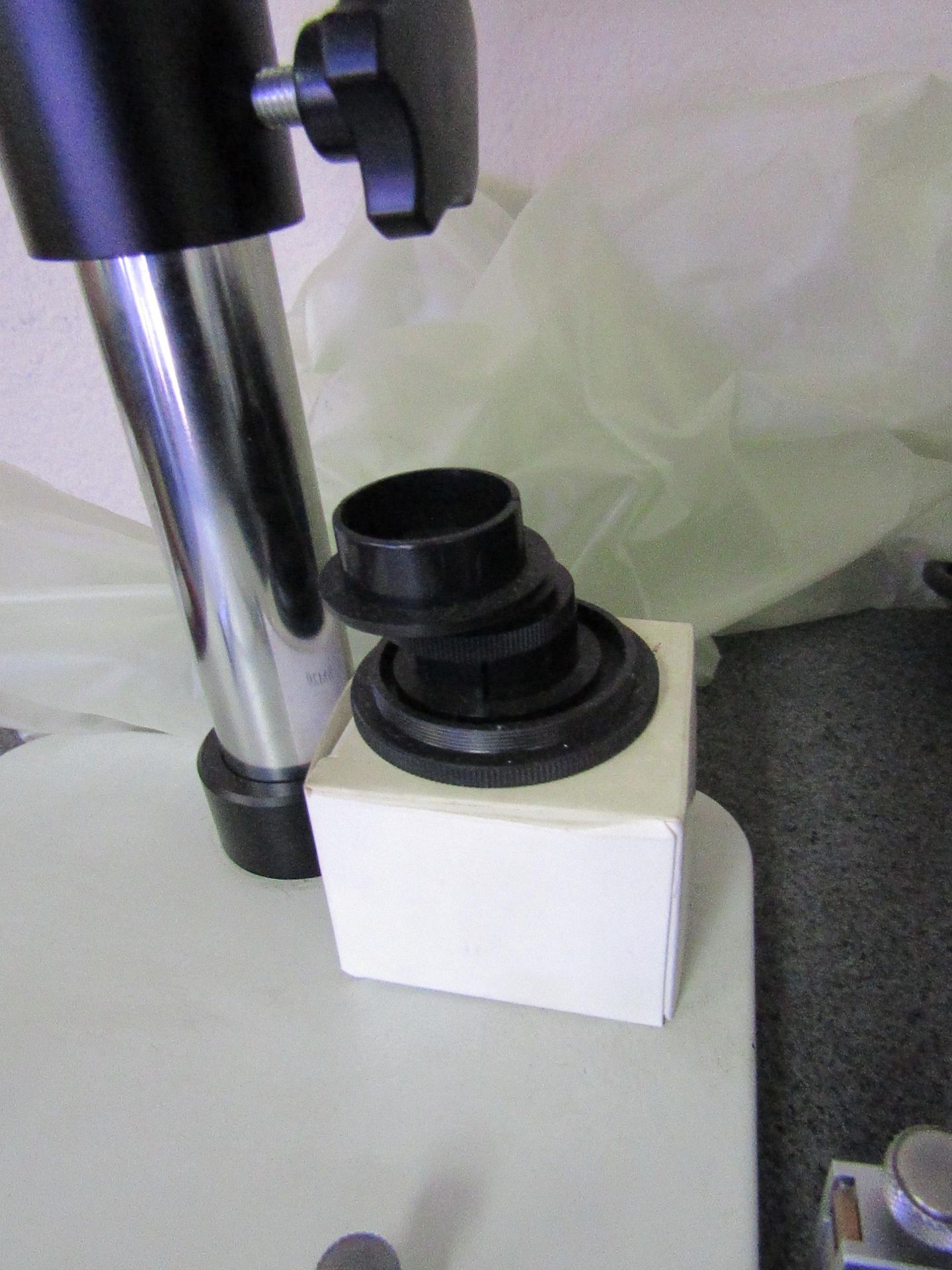 MICROSCOPE WITH SPARE GLASS AND PLASTIC PARTS, PLASTIC COVER - Image 3 of 3