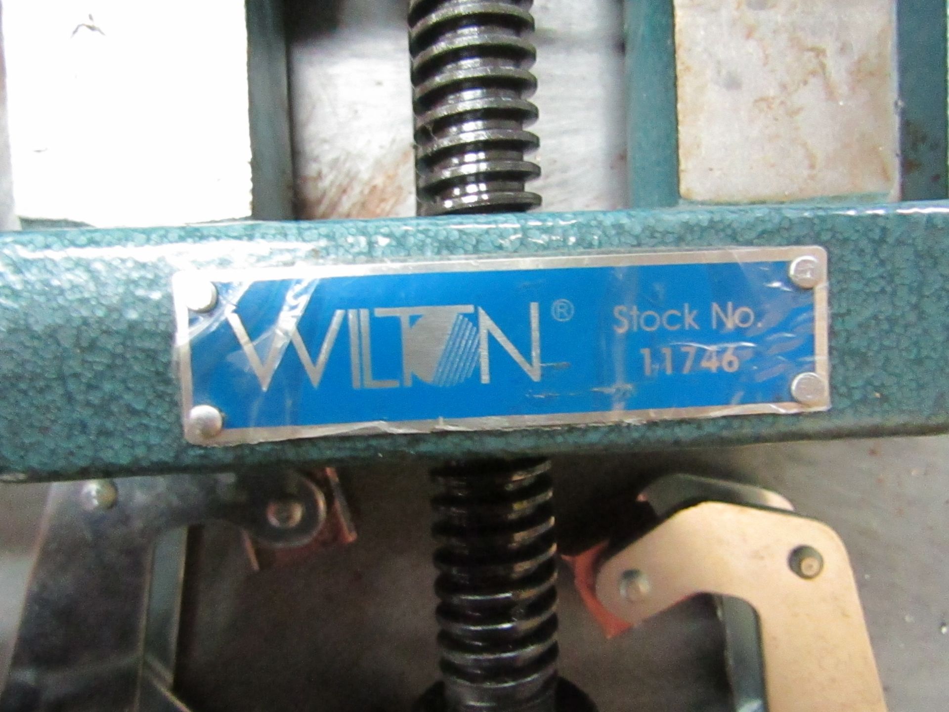 LOT TO INCLUDE: WILTON 5" VISE, MODEL 11746, (1 SET) MAGNETIC JAW COVERS - Bild 3 aus 3