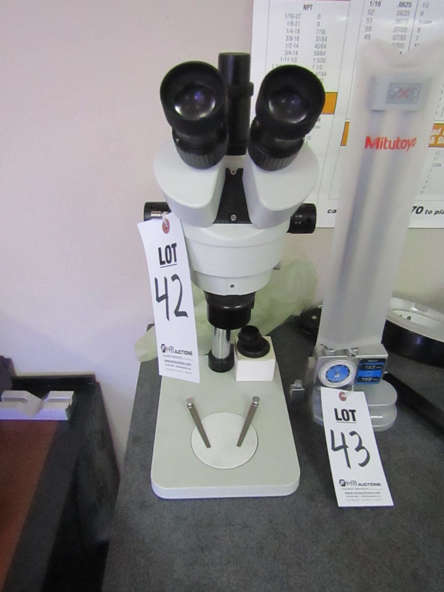 MICROSCOPE WITH SPARE GLASS AND PLASTIC PARTS, PLASTIC COVER