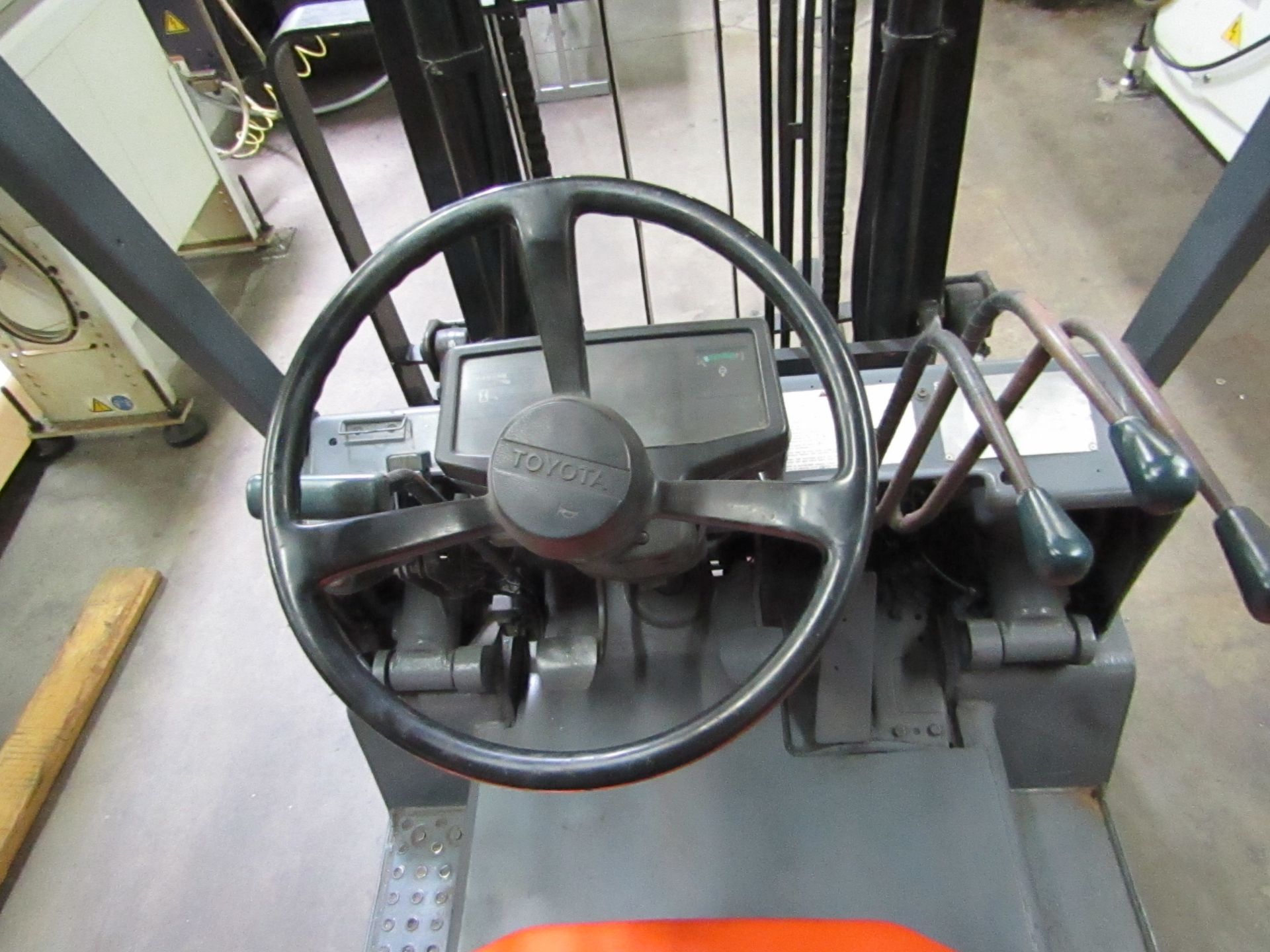 TOYOTA FORKLIFT, MODEL 5FGCU25, SERIAL 70132, PROPANE, CAPACITY 4700 LB - Image 4 of 6