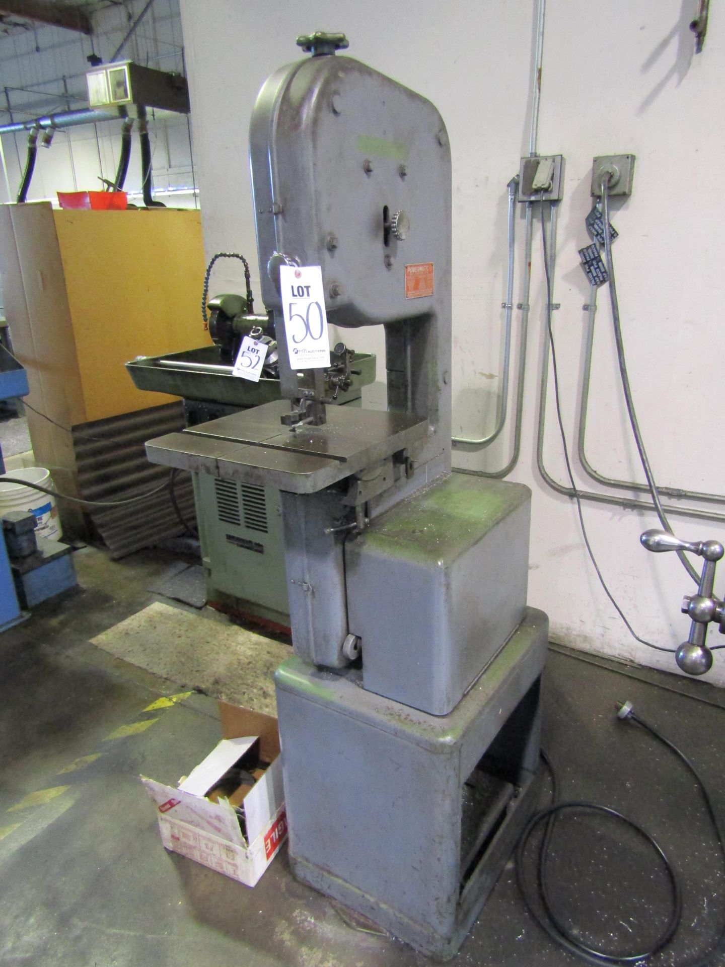 POWERMATIC VERTICAL BANDSAW, MODEL 143, SERIAL 66-2729-3. LOT INCLUDES SPARE BANDSAW BLADES.