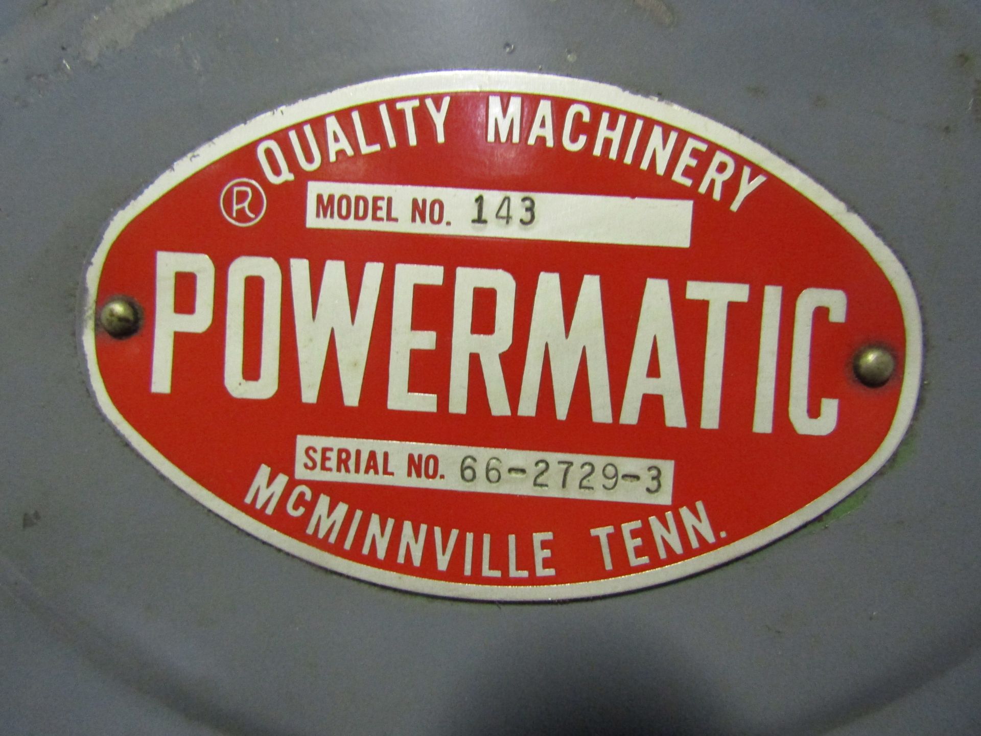 POWERMATIC VERTICAL BANDSAW, MODEL 143, SERIAL 66-2729-3. LOT INCLUDES SPARE BANDSAW BLADES. - Image 3 of 5