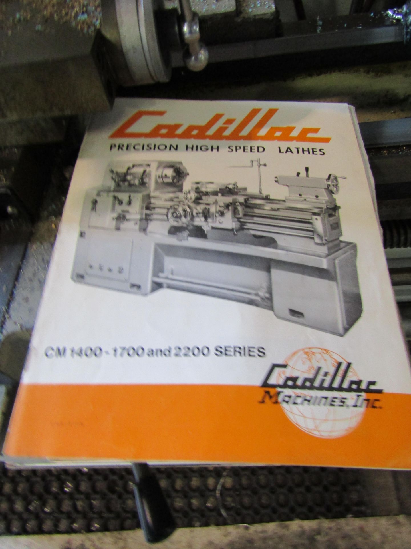 CADILLAC MANUAL SPINDLE LATHE, MODEL CM 1428. LOT TO INCLUDE SHELVING CONTENTS, LIVE CENTER, DRILLS, - Image 5 of 8