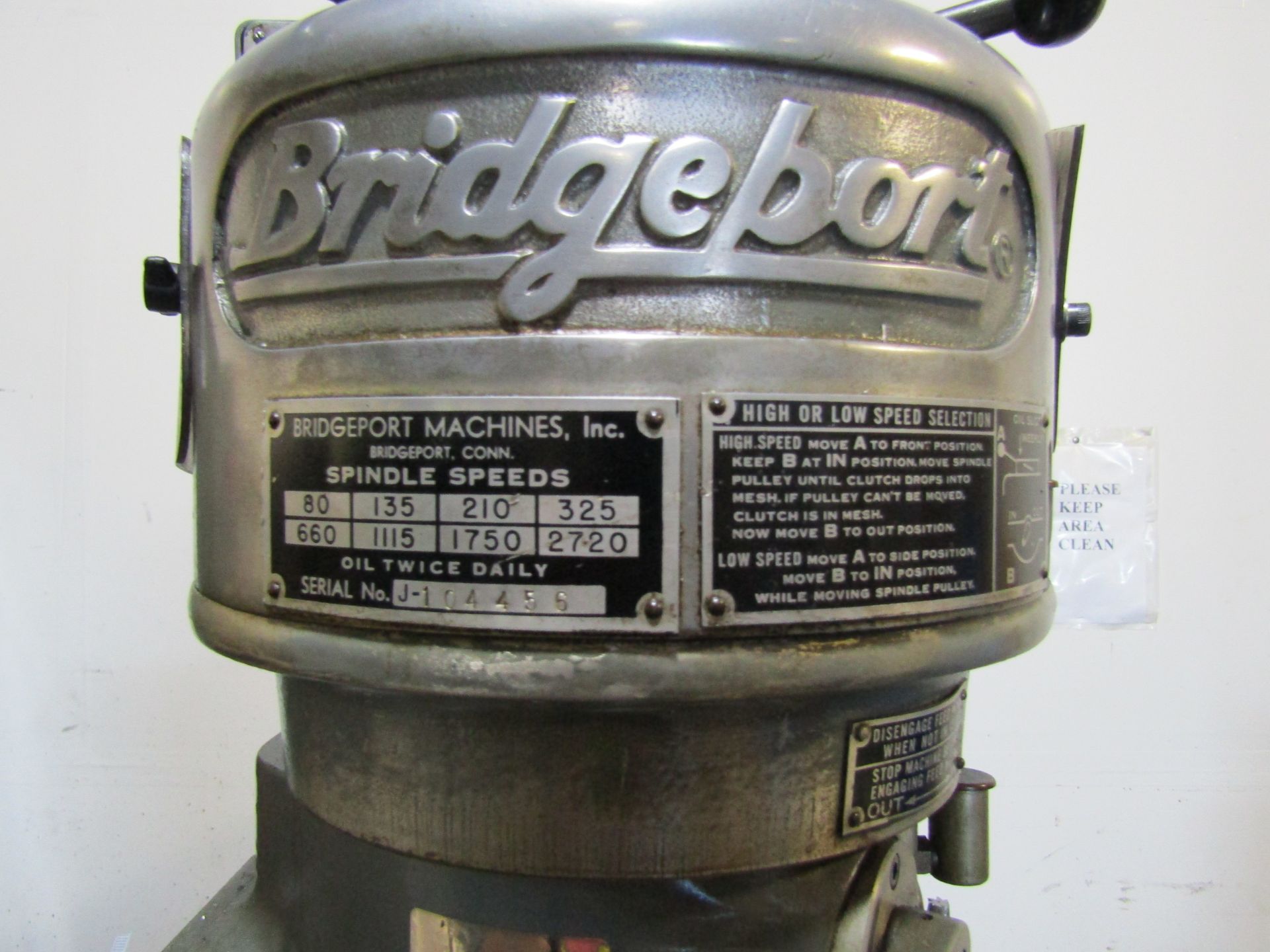 BRIDGEPORT VERTICAL MILLING MACHINE, SERIAL J-104456, WITH CHUCK - Image 6 of 7