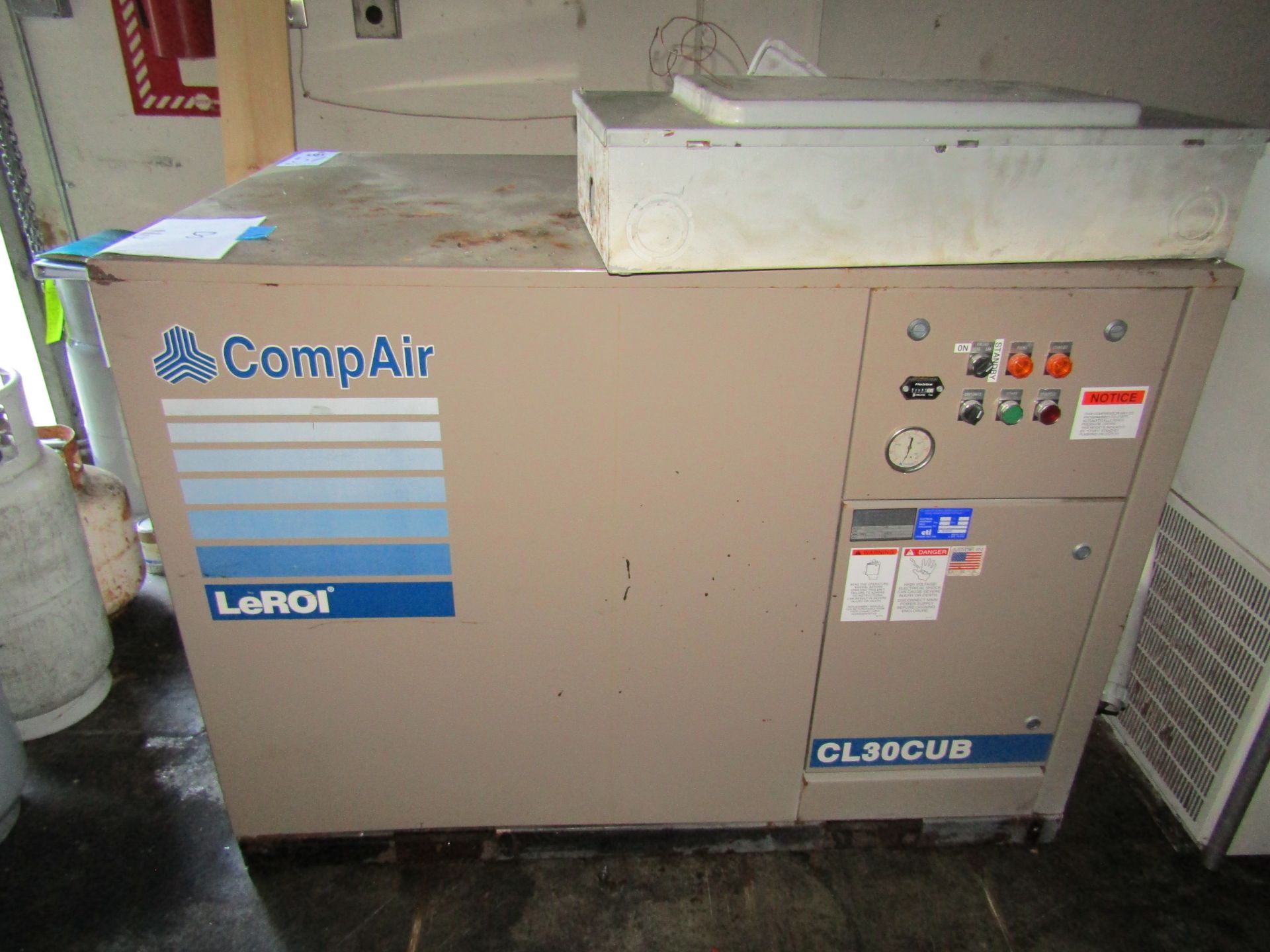 LEROI COMPARE AIR COMPRESSOR, CL30CUB. LOT TO INCLUDE, ELECTRICAL BOX, WILKERSON COMPRESSOR CONTROL, - Image 2 of 5