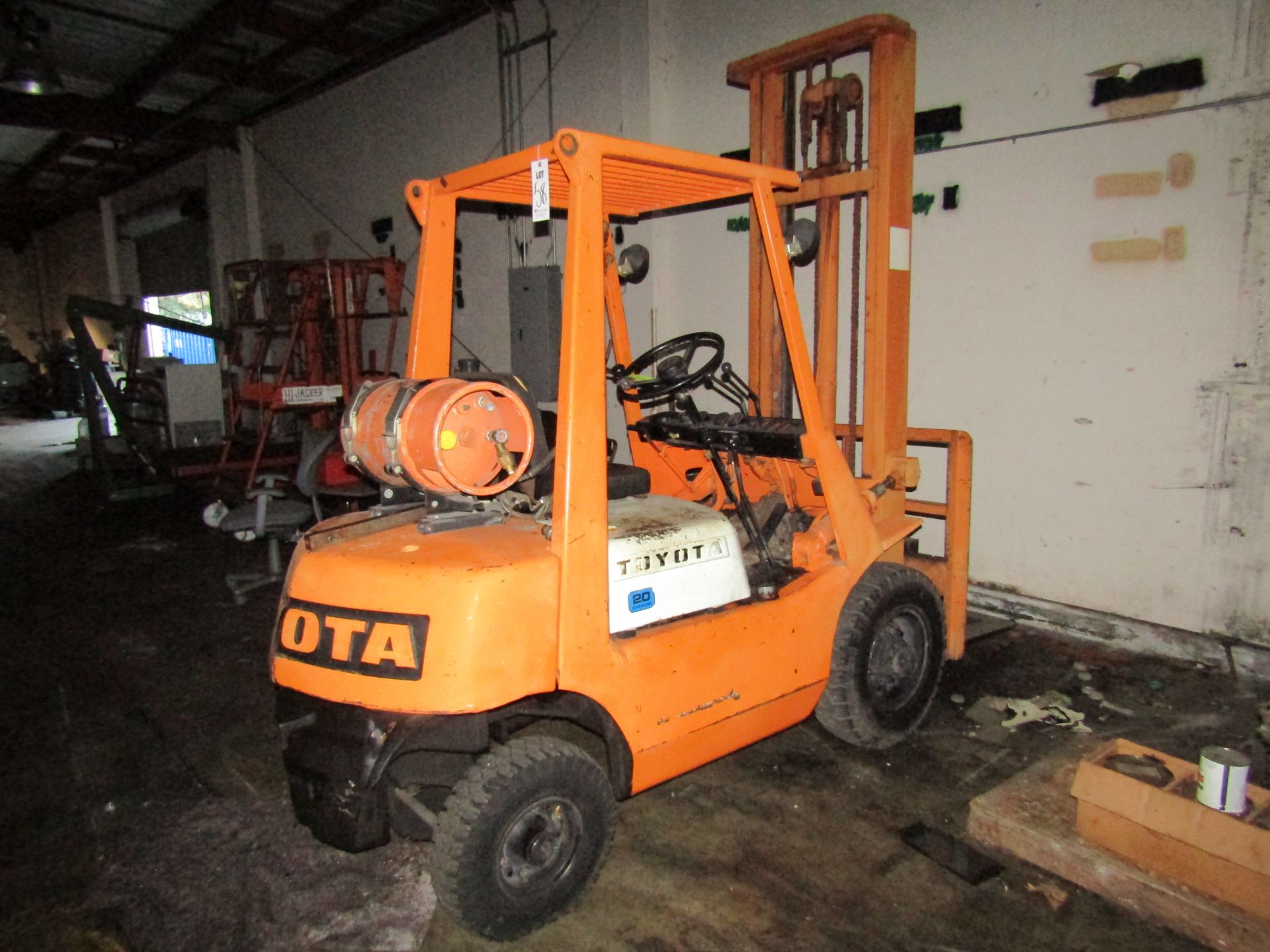 TOYOTA FORKLIFT, MODEL 2FG20, SERIAL 2FG20-14824 *PLEASE NOTE: BRAKE FLUID LEAK*