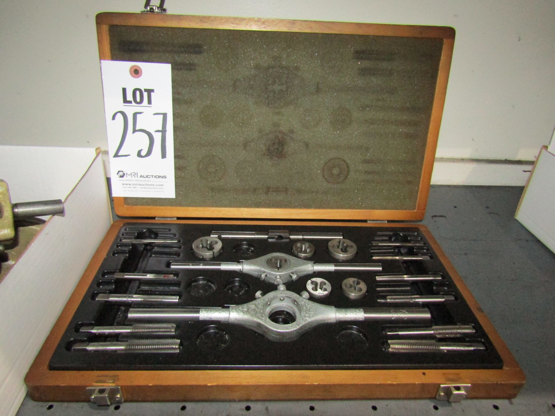 TAP AND DIE SET, INCOMPLETE